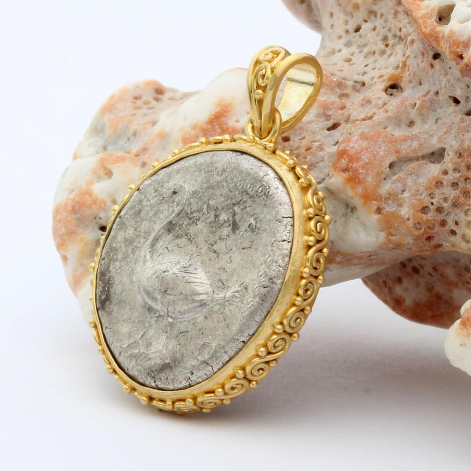 Grec classique Pendentif en or 18K avec pièce de Swan en argent de l'Antiquité grecque du 5e siècle avant J.-C. en vente