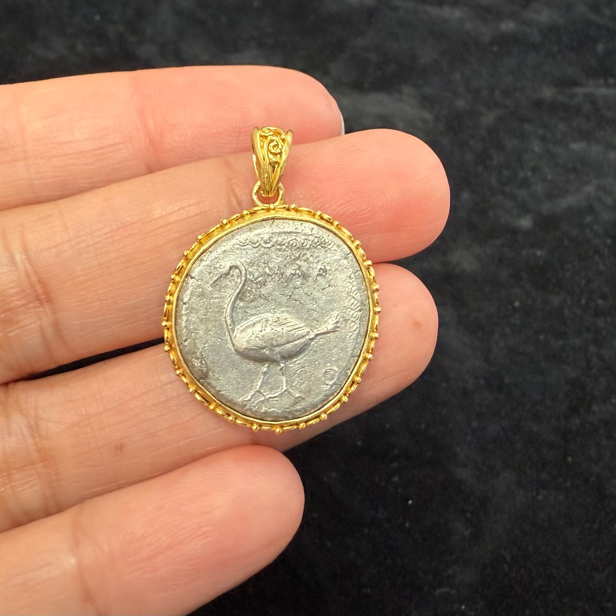 Pendentif en or 18K avec pièce de Swan en argent de l'Antiquité grecque du 5e siècle avant J.-C. en vente 3