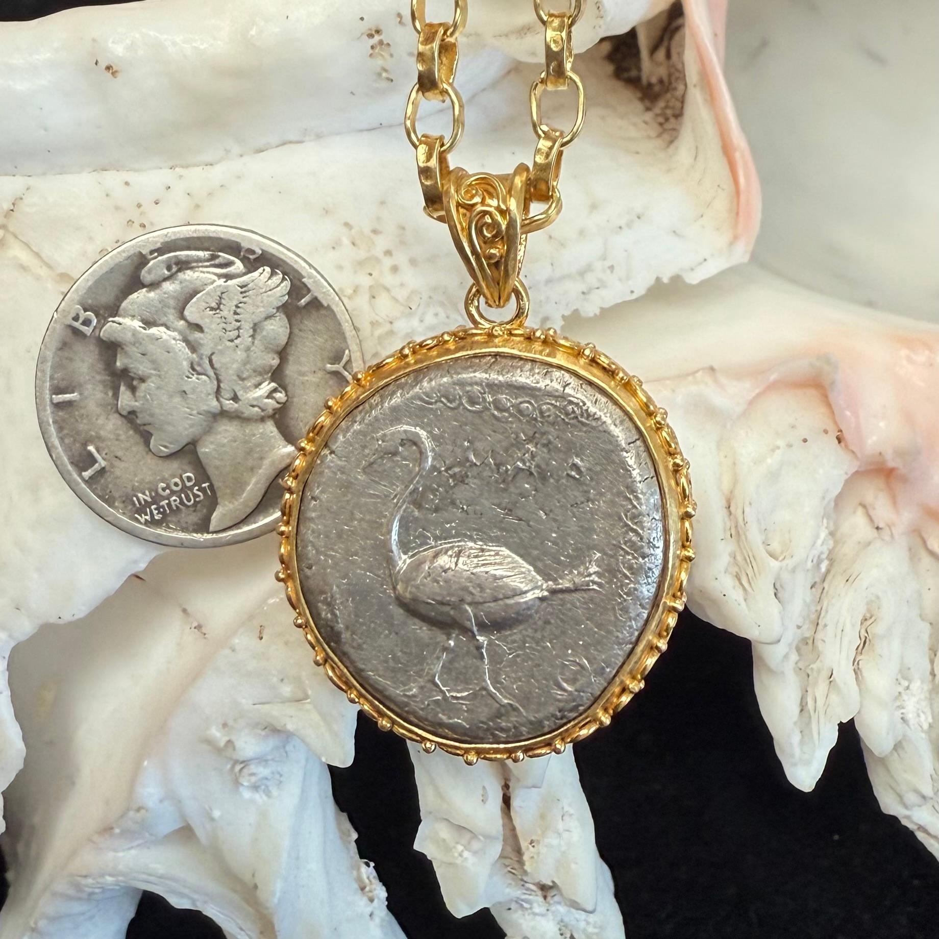 Pendentif en or 18K avec pièce de Swan en argent de l'Antiquité grecque du 5e siècle avant J.-C. en vente 4