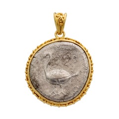 Colgante de oro de 18 quilates con moneda de cisne de plata de la antigua Grecia del siglo V a.C.