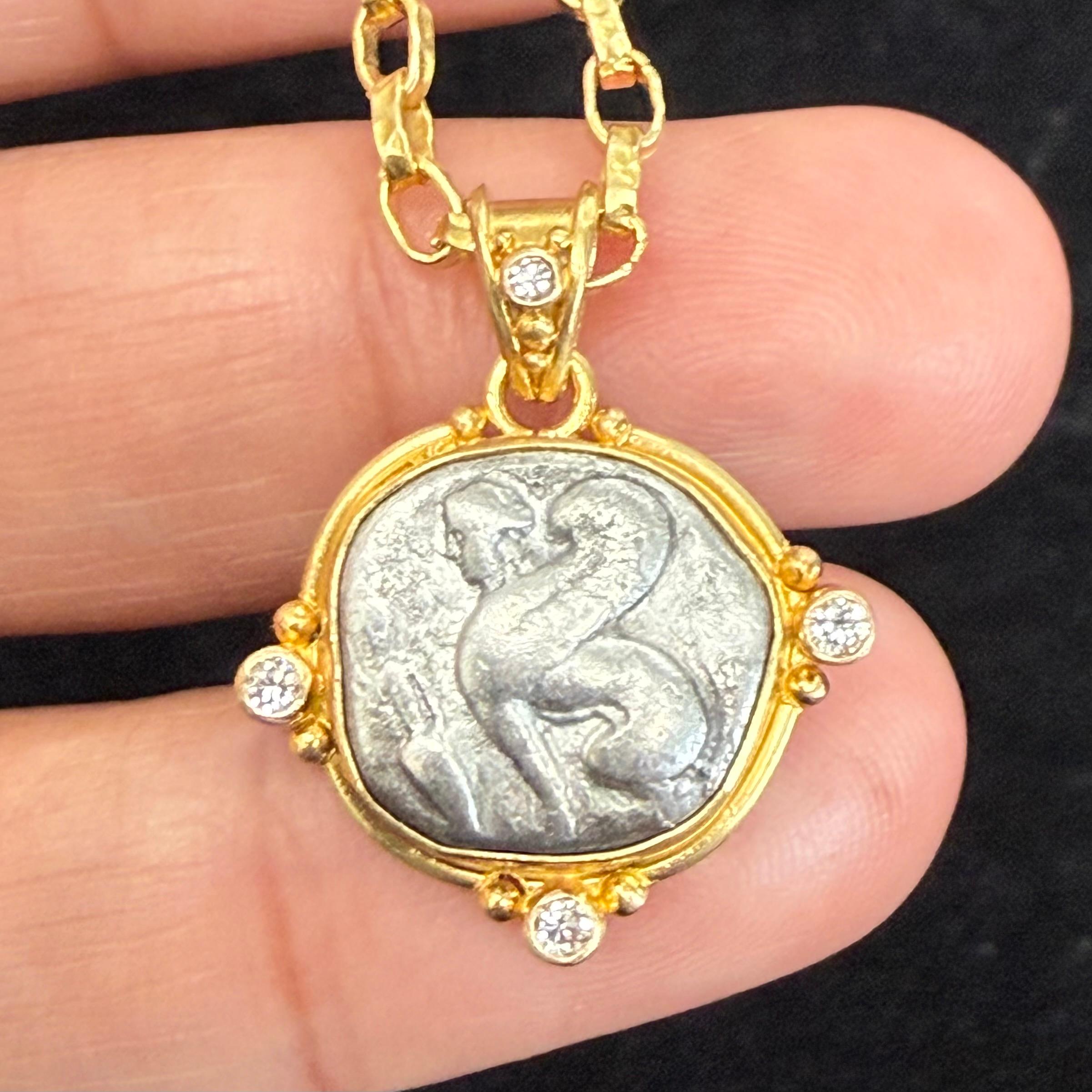 Taille rose Pendentif en or 18 carats Sphinx de l'Antiquité grecque du 5e siècle av. en vente