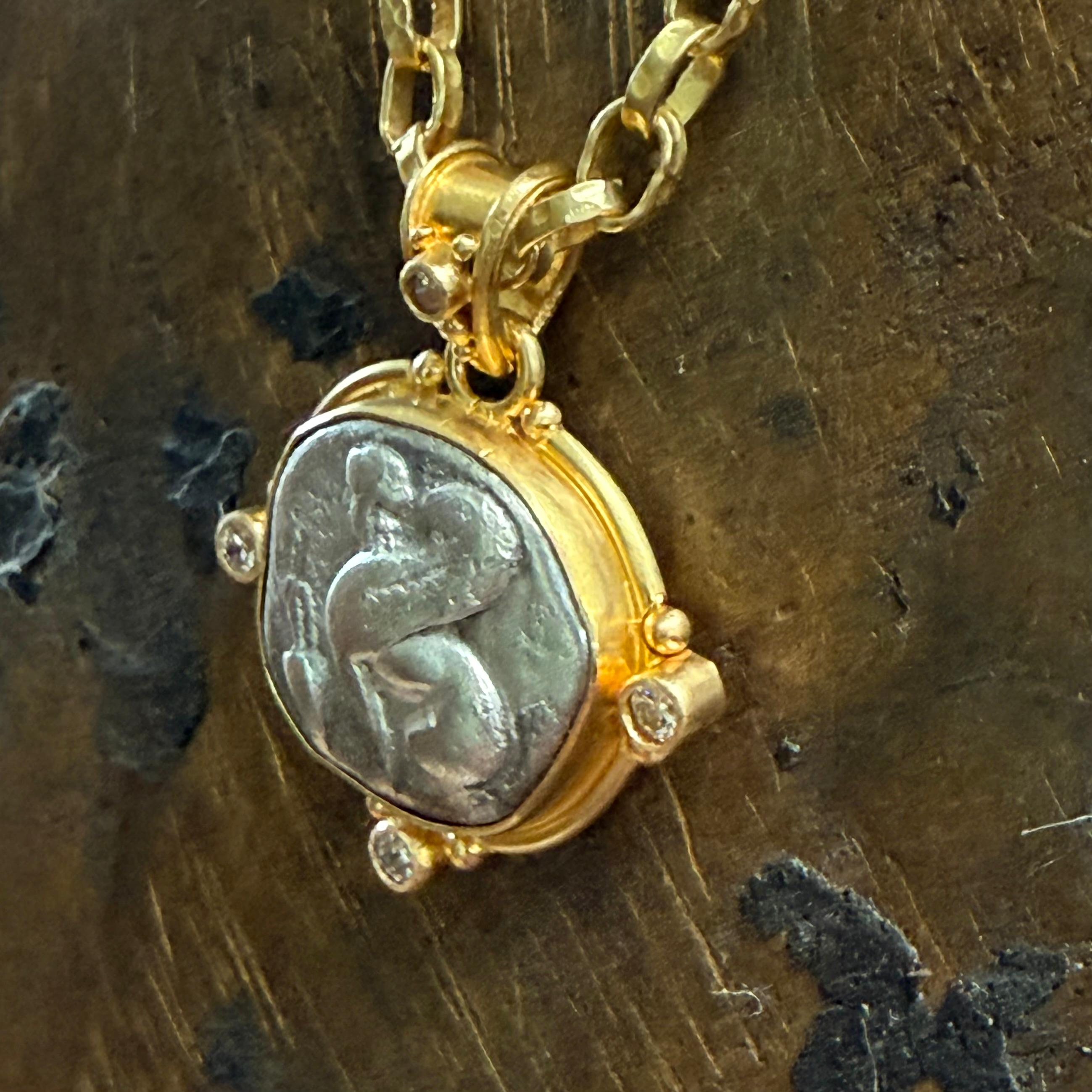 Pendentif en or 18 carats Sphinx de l'Antiquité grecque du 5e siècle av. en vente 1