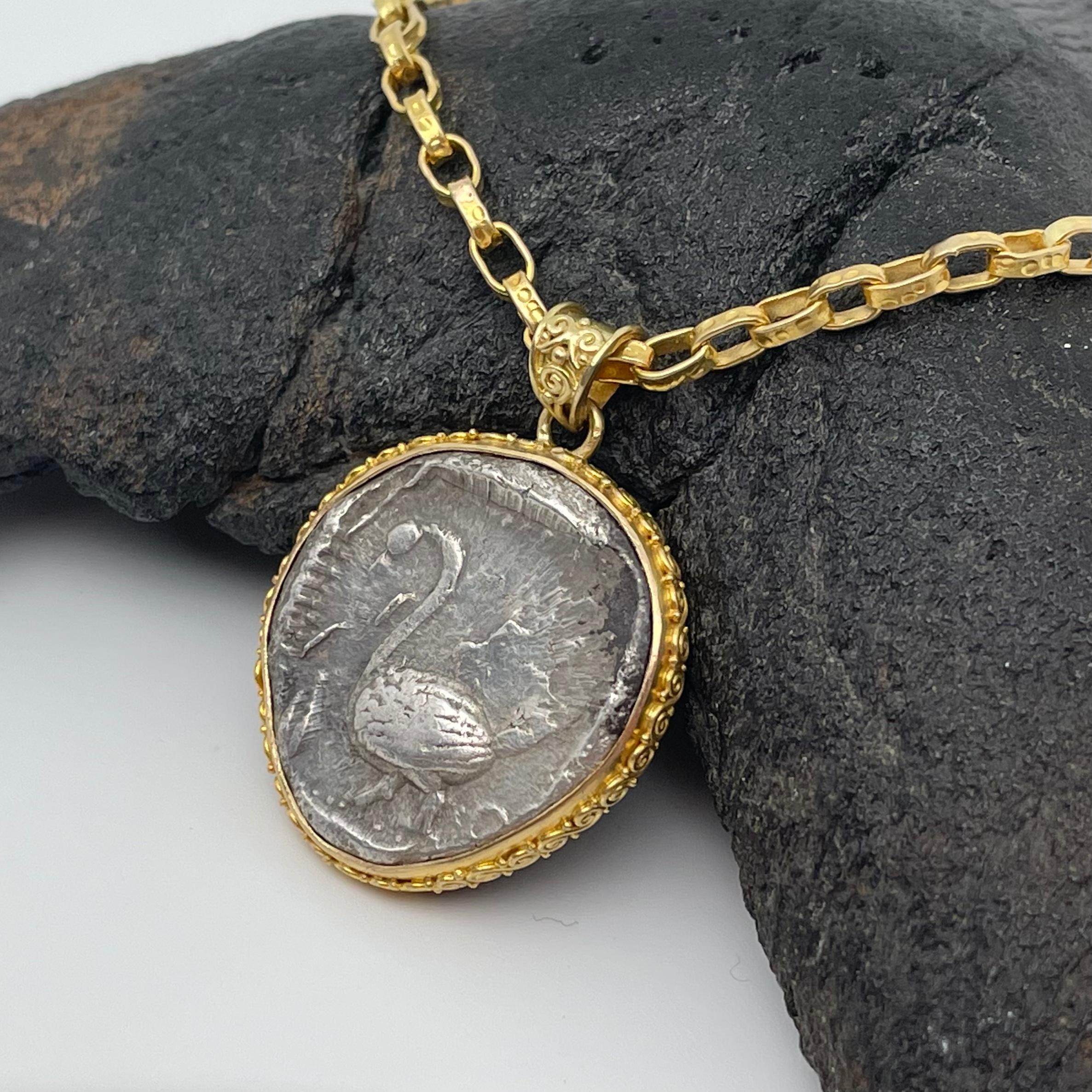 Pendentif en or 18 carats représentant une pièce de monnaie en forme de Swan de l'Antiquité grecque du 5e siècle avant J.-C. Neuf - En vente à Soquel, CA