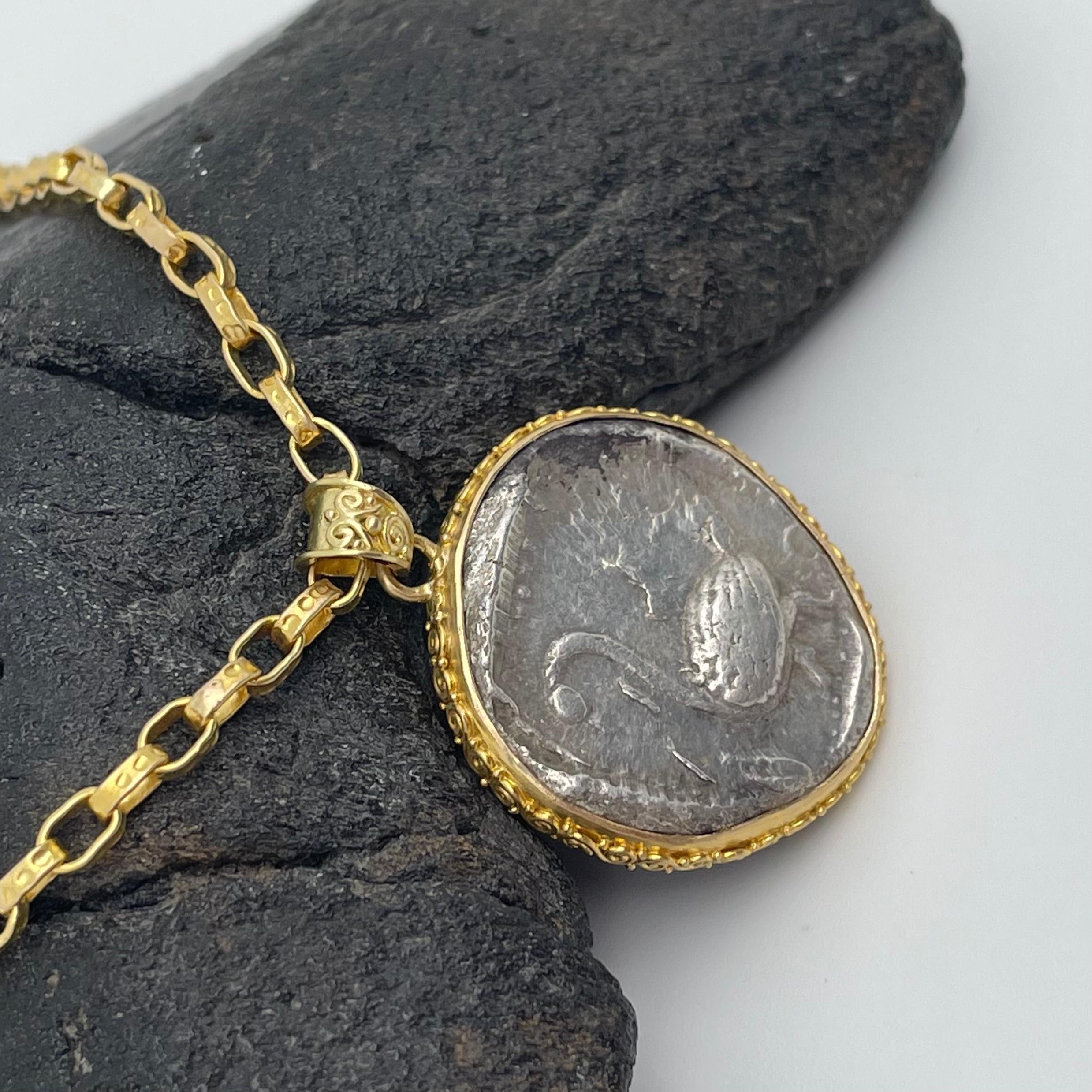 Pendentif en or 18 carats représentant une pièce de monnaie en forme de Swan de l'Antiquité grecque du 5e siècle avant J.-C. Unisexe en vente