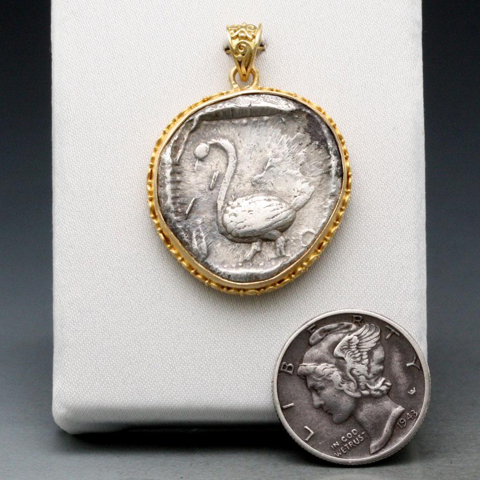 Grec classique Pendentif en or 18 carats représentant une pièce de monnaie en forme de Swan de l'Antiquité grecque du 5e siècle avant J.-C. en vente