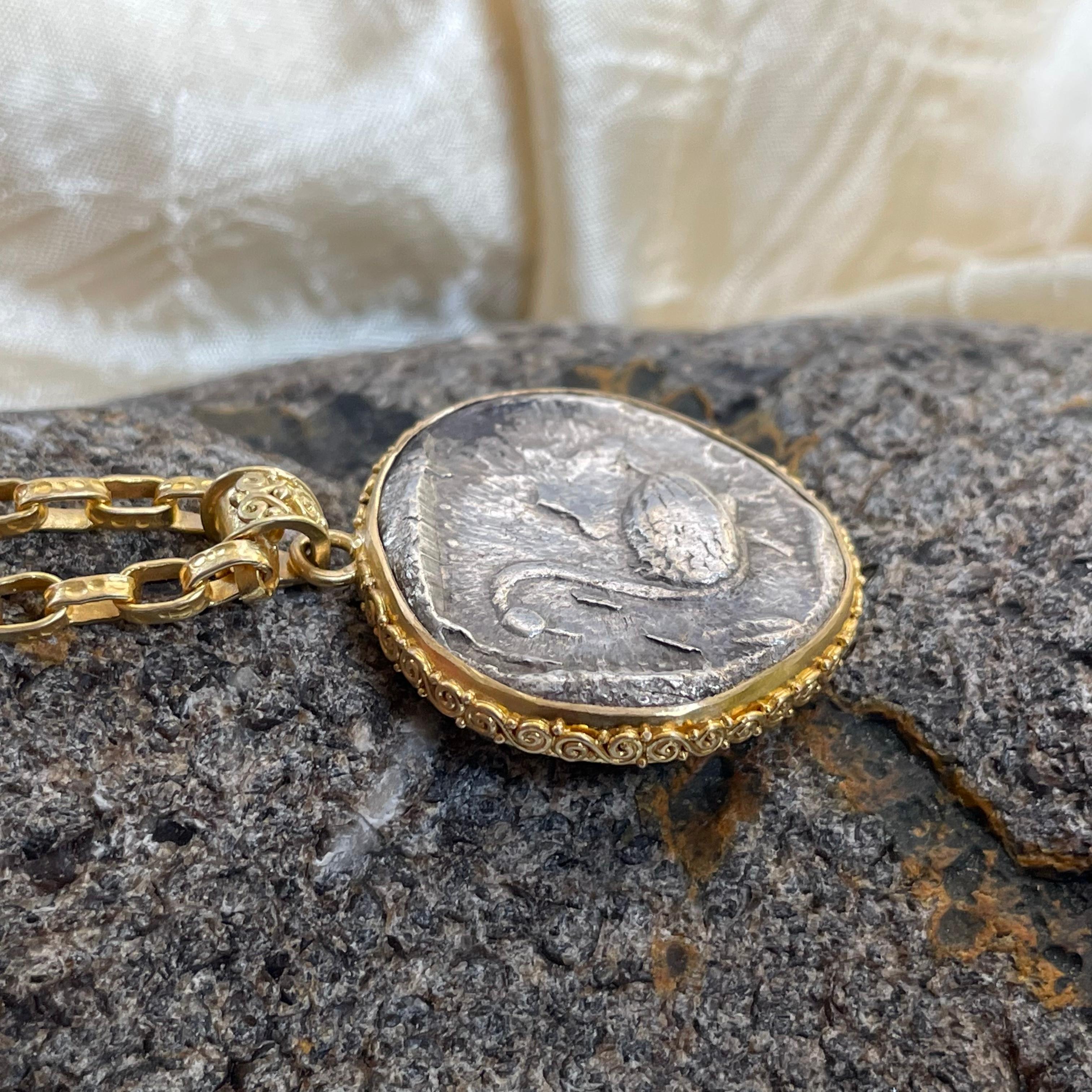 Pendentif en or 18 carats représentant une pièce de monnaie en forme de Swan de l'Antiquité grecque du 5e siècle avant J.-C. en vente 3