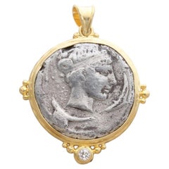 Colgante de oro de 18 quilates con forma de diamante, inspirado en la moneda de Arethusa de Siracusa, de la Antigua Grecia, del siglo V a. C.