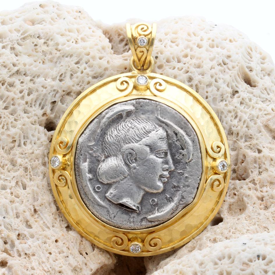 Un TRÈS rare tétradrachme en argent provenant de l'ancienne colonie grecque de Syracuse en Sicile représente la nymphe Aréthuse entourée de 4 dauphins.  Cette pièce a été frappée entre 465 et 425 av. La face opposée est faiblement frappée et