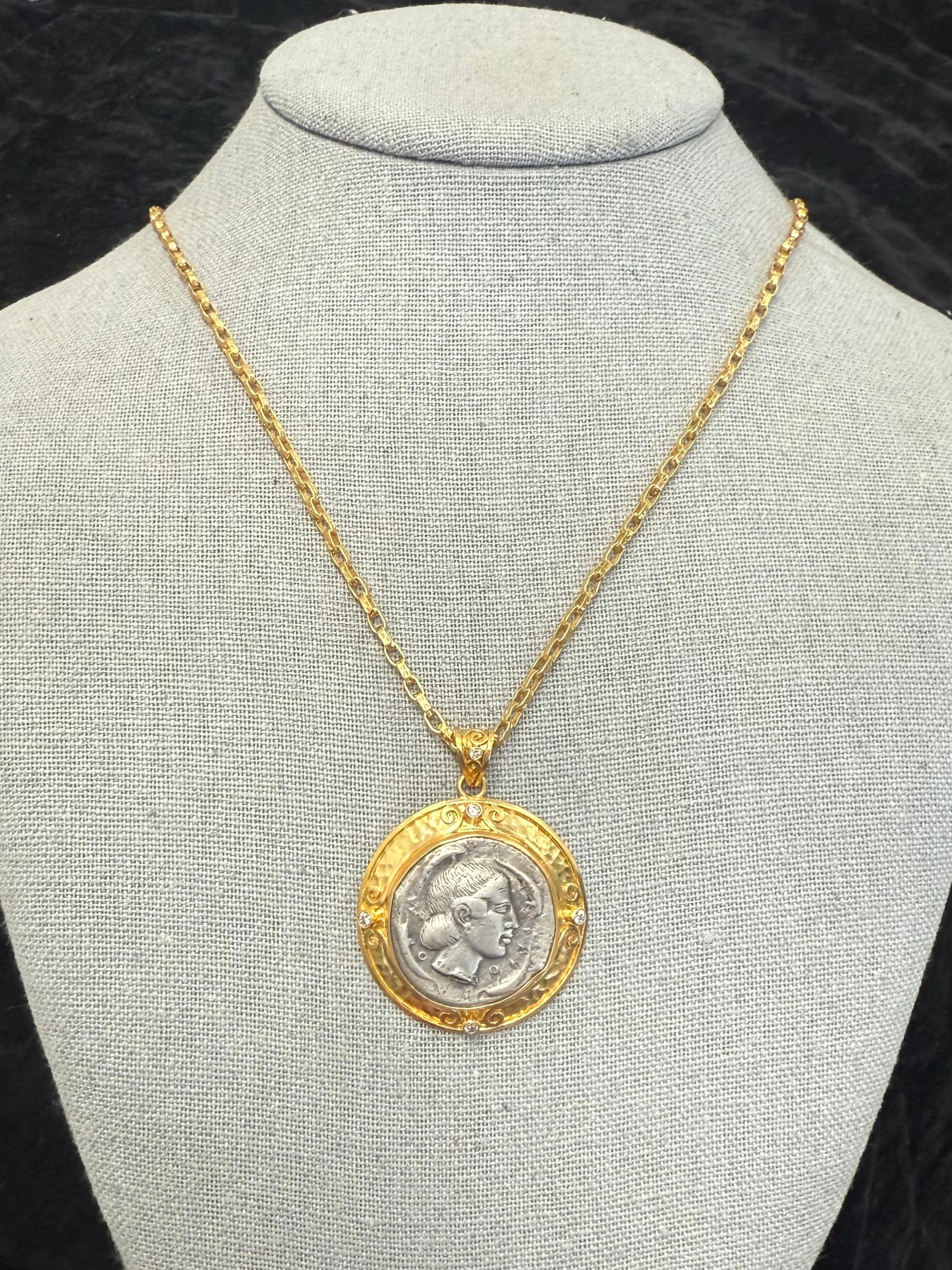 Taille rose Pendentif en or 18 carats Syracuse Arethusa, pièce de monnaie de la Grèce antique du 5ème siècle avant J.C. en vente
