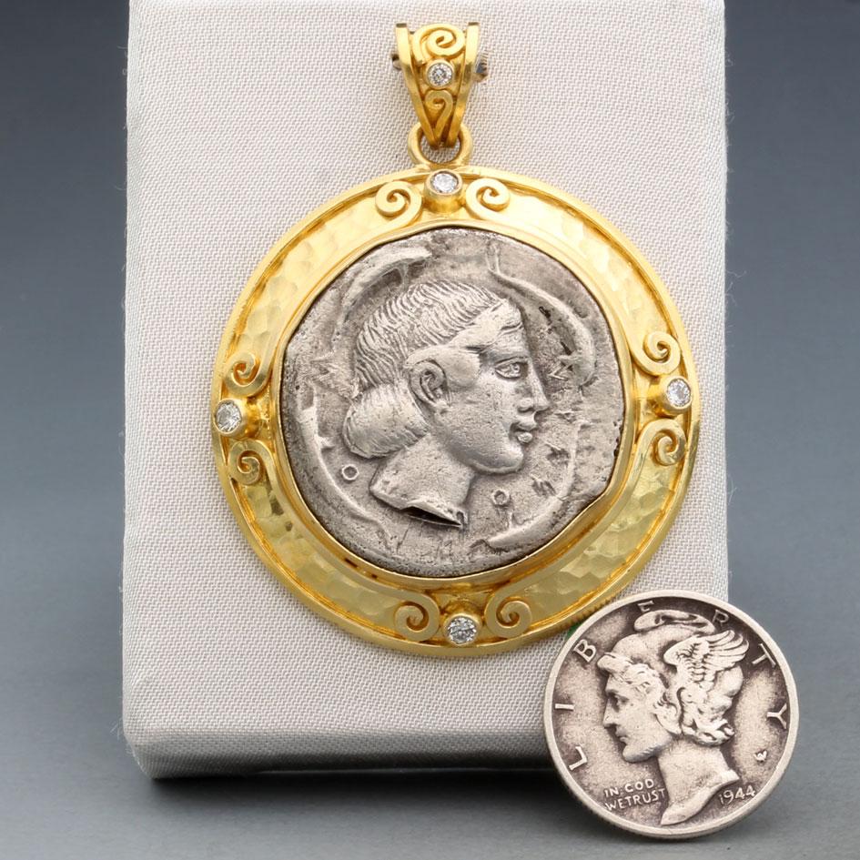Pendentif en or 18 carats Syracuse Arethusa, pièce de monnaie de la Grèce antique du 5ème siècle avant J.C. Unisexe en vente