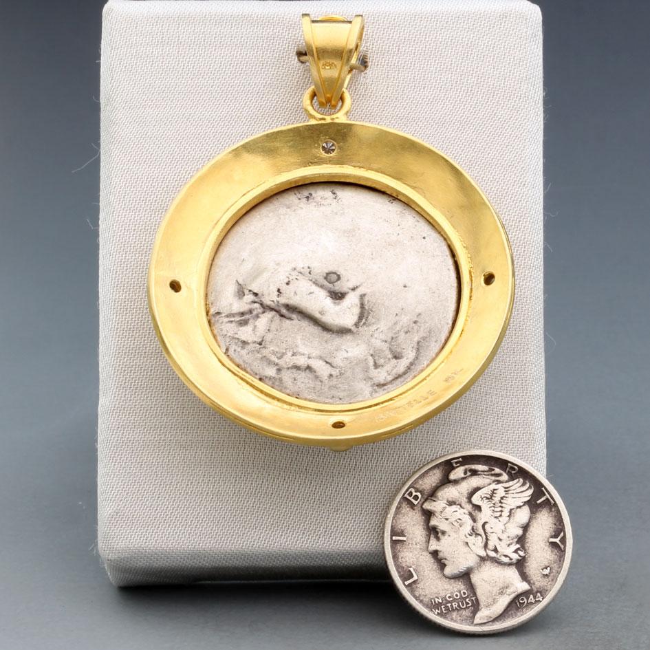 Pendentif en or 18 carats Syracuse Arethusa, pièce de monnaie de la Grèce antique du 5ème siècle avant J.C. en vente 1