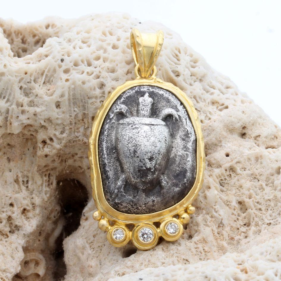 Antica moneta greca del 5° secolo a.C. con statere di tartaruga e diamanti, ciondolo in oro 18 carati In condizioni Nuovo in vendita a Soquel, CA