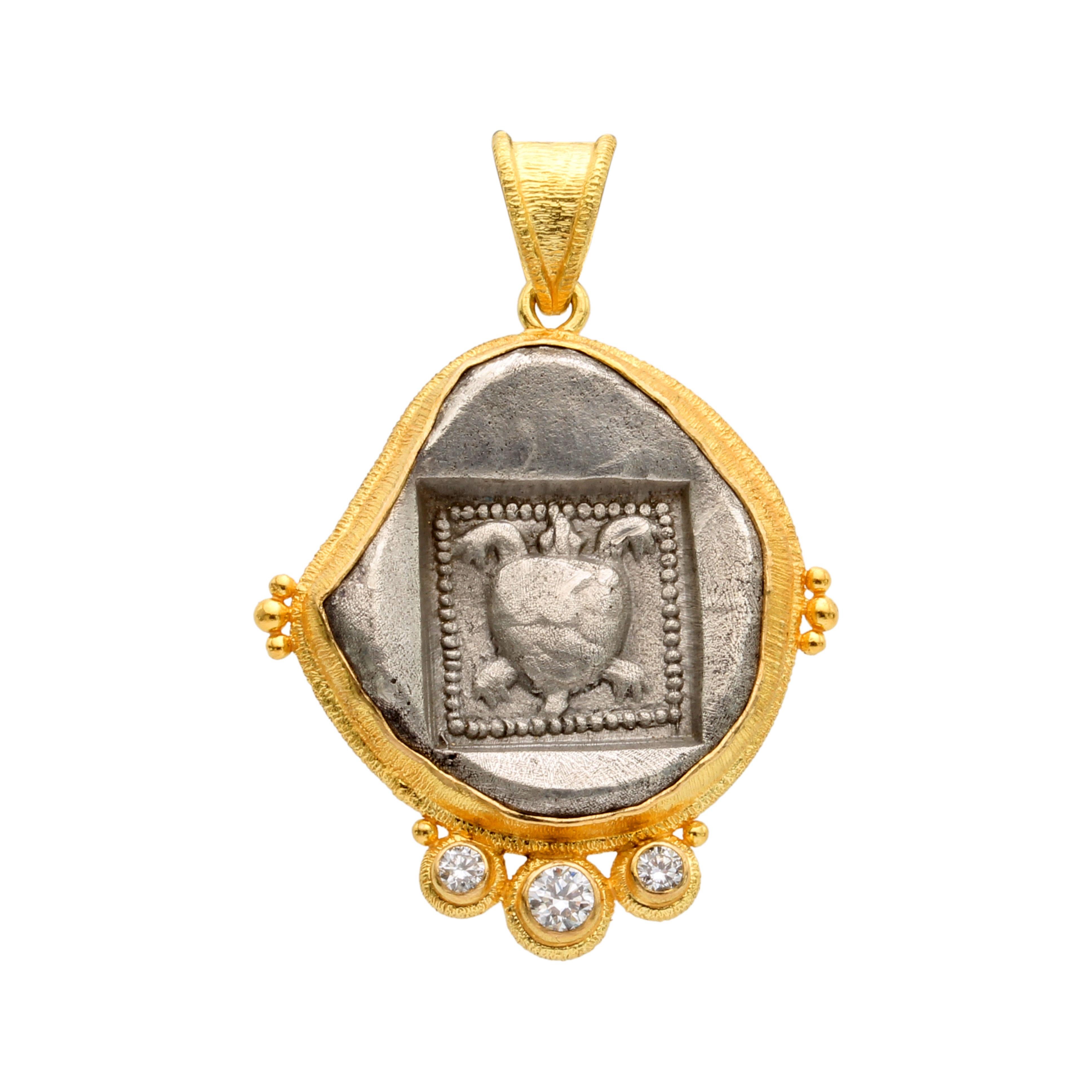 Antike griechische 5. Jahrhundert v. Chr. Schildkröte Stater Münze Diamanten 18K Gold-Anhänger im Angebot