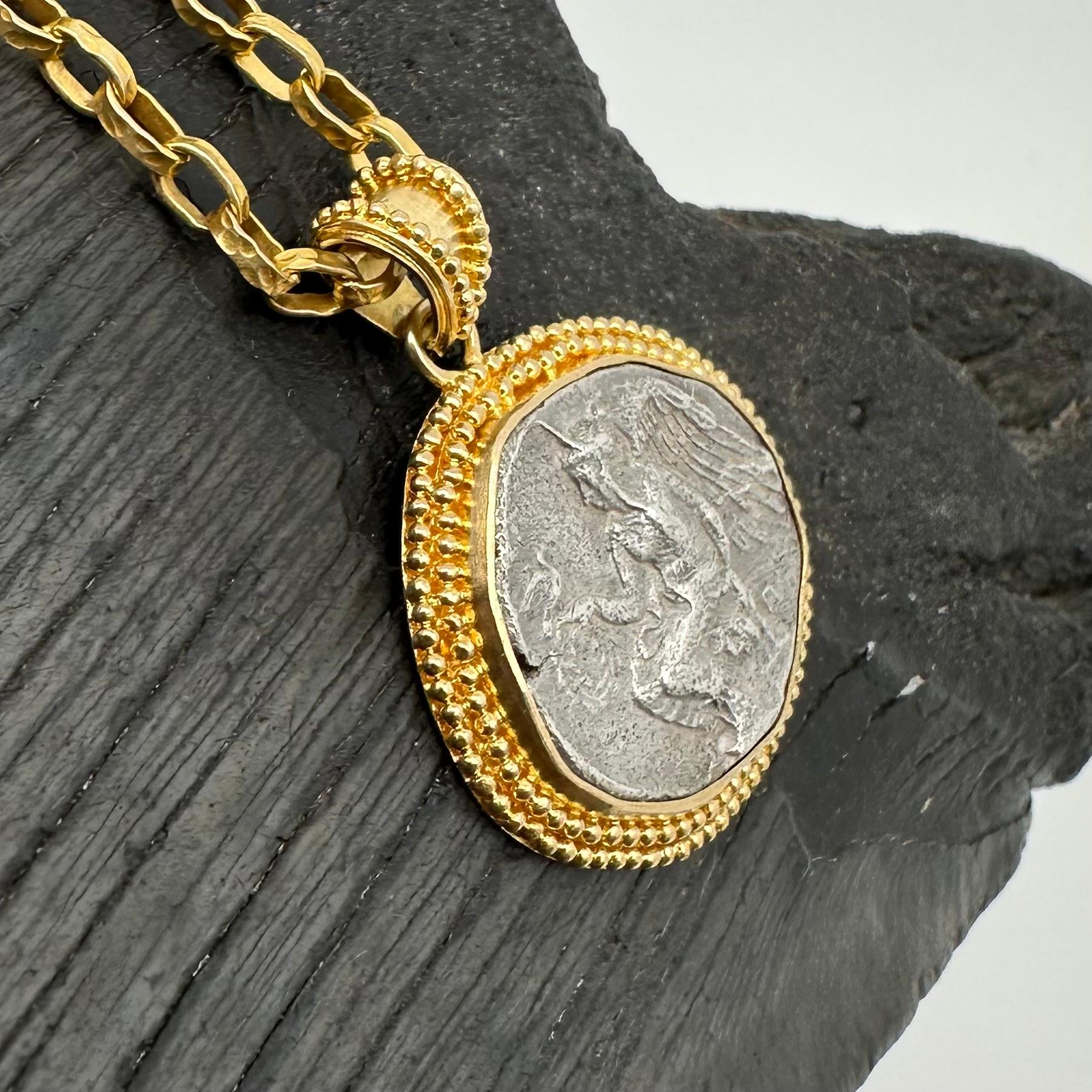 Pendentif en or 18K de la déesse ailée Nike de l'Antiquité grecque du 5e siècle av. en vente 4