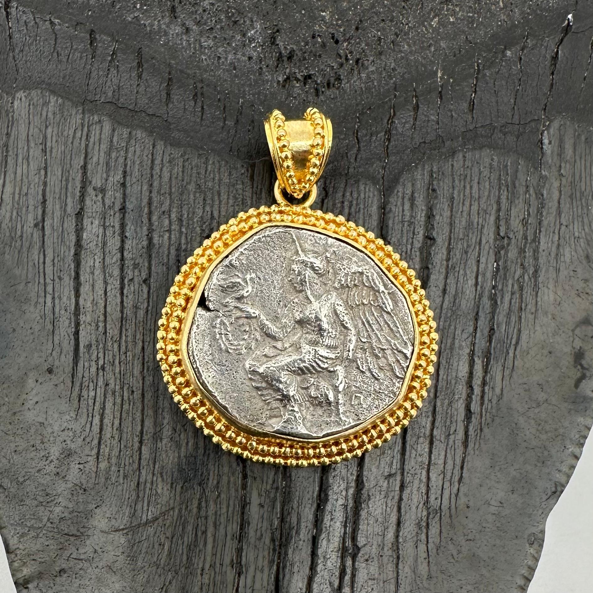 Pendentif en or 18K de la déesse ailée Nike de l'Antiquité grecque du 5e siècle av. en vente 7