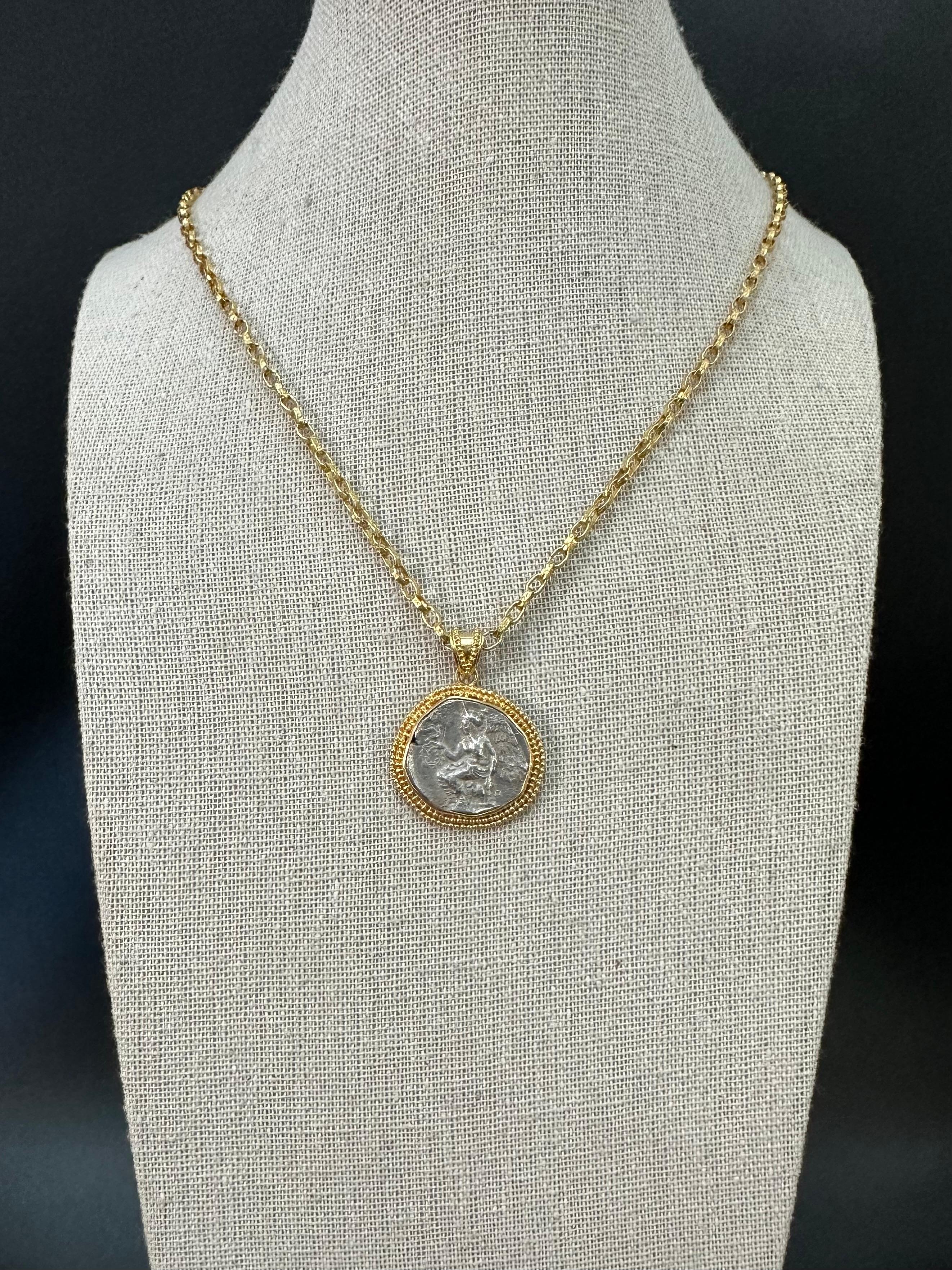 Pendentif en or 18K de la déesse ailée Nike de l'Antiquité grecque du 5e siècle av. en vente 8