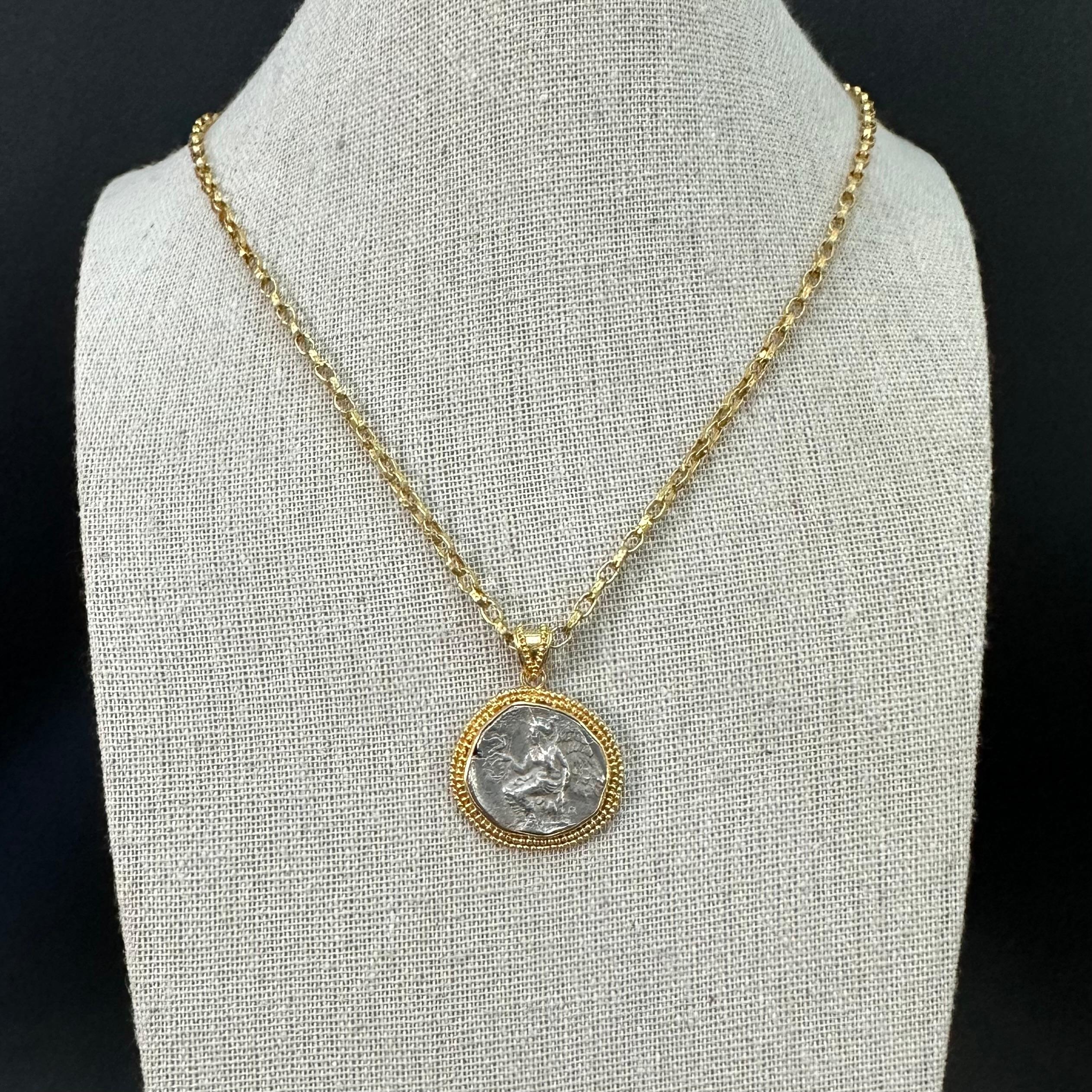 Grec classique Pendentif en or 18K de la déesse ailée Nike de l'Antiquité grecque du 5e siècle av. en vente
