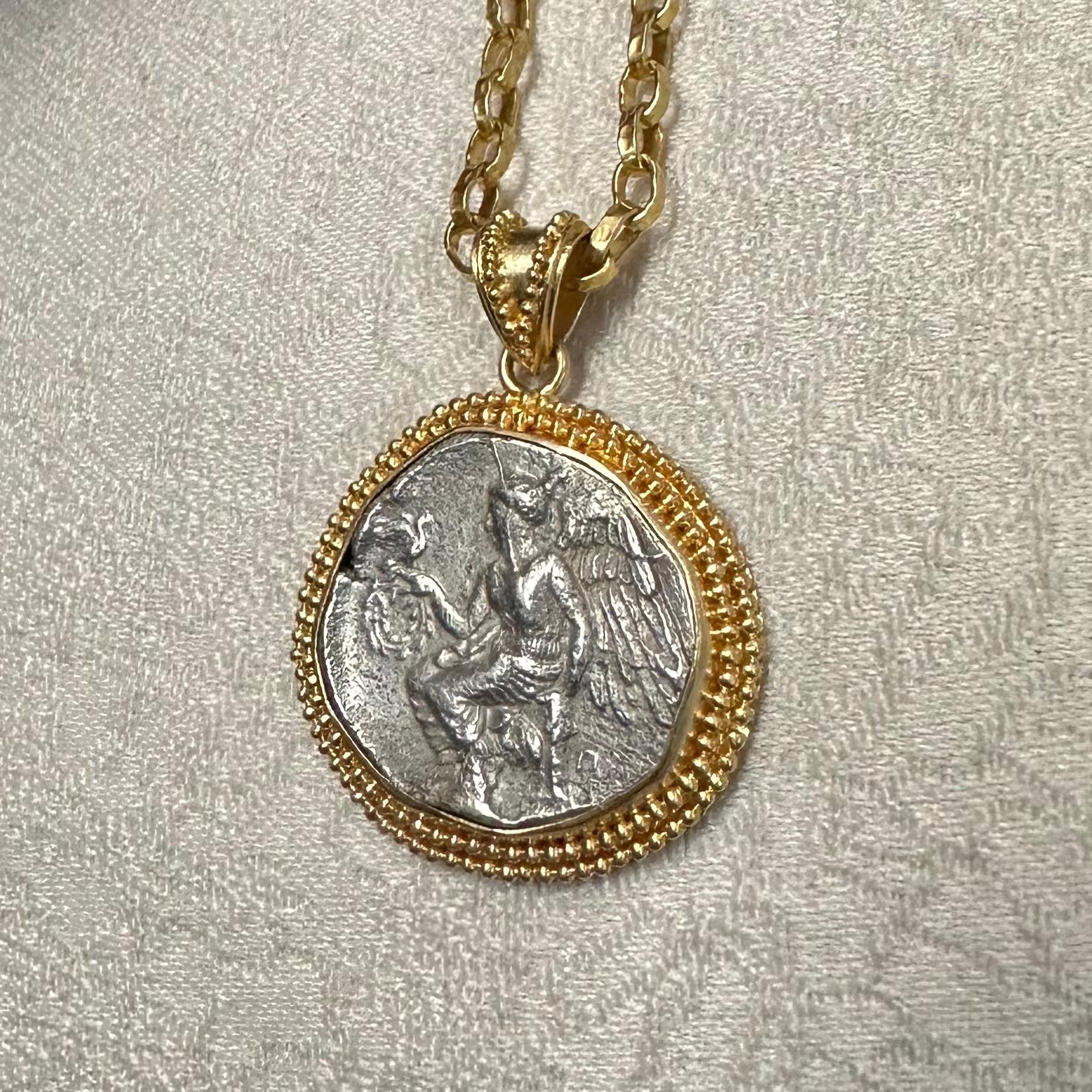 Pendentif en or 18K de la déesse ailée Nike de l'Antiquité grecque du 5e siècle av. Neuf - En vente à Soquel, CA
