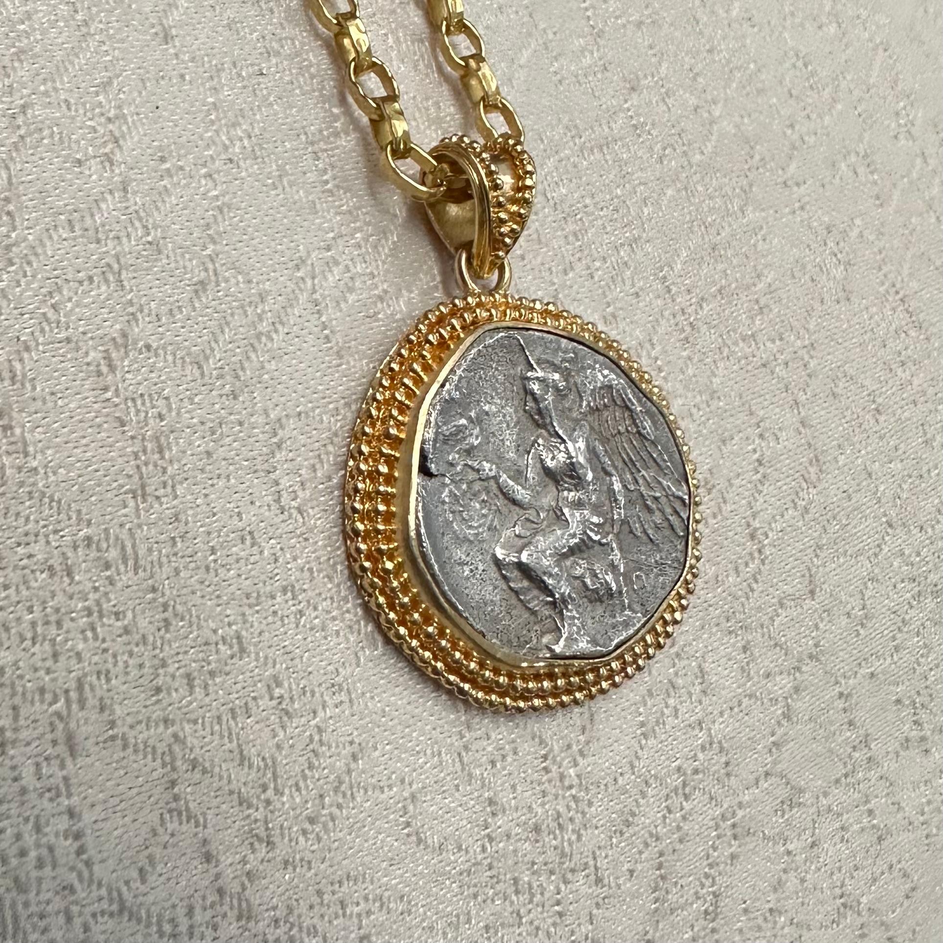 Pendentif en or 18K de la déesse ailée Nike de l'Antiquité grecque du 5e siècle av. Unisexe en vente