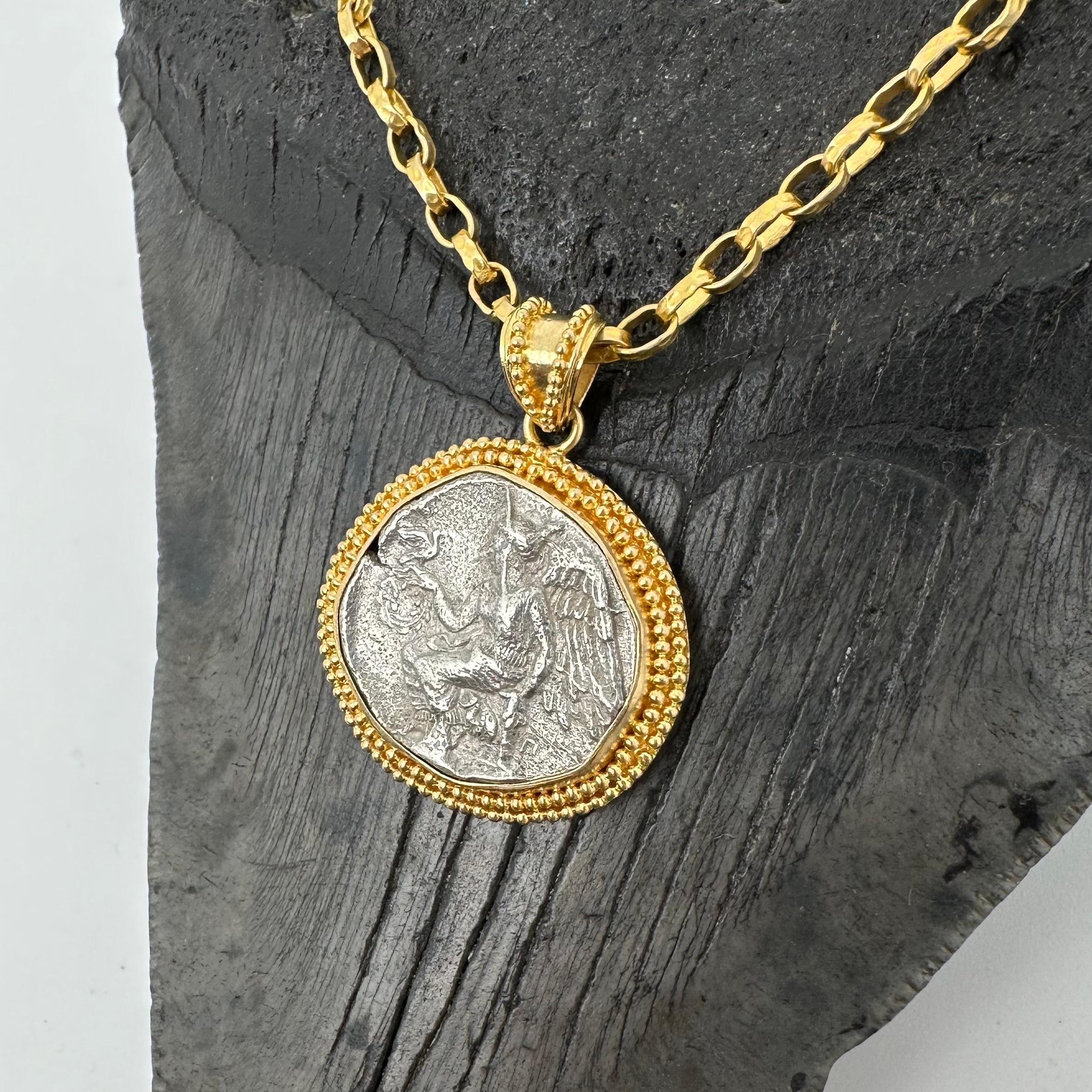 Pendentif en or 18K de la déesse ailée Nike de l'Antiquité grecque du 5e siècle av. en vente 1