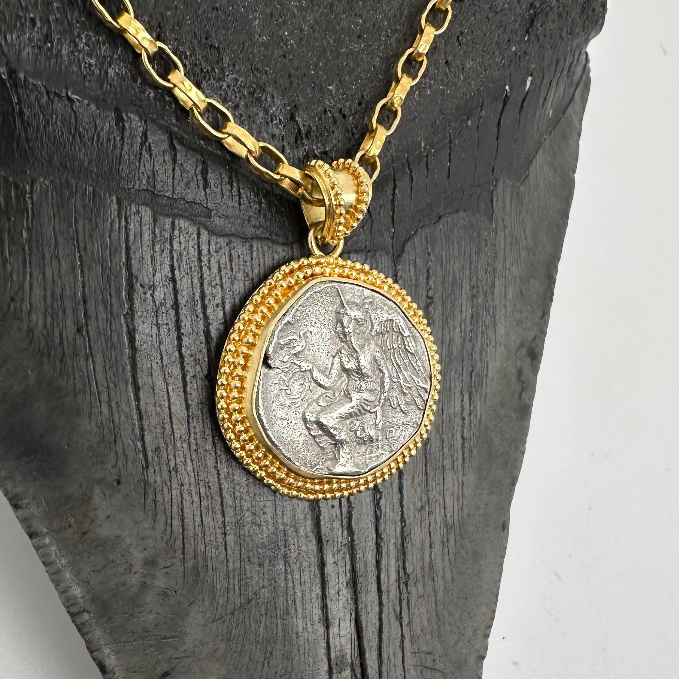 Pendentif en or 18K de la déesse ailée Nike de l'Antiquité grecque du 5e siècle av. en vente 2