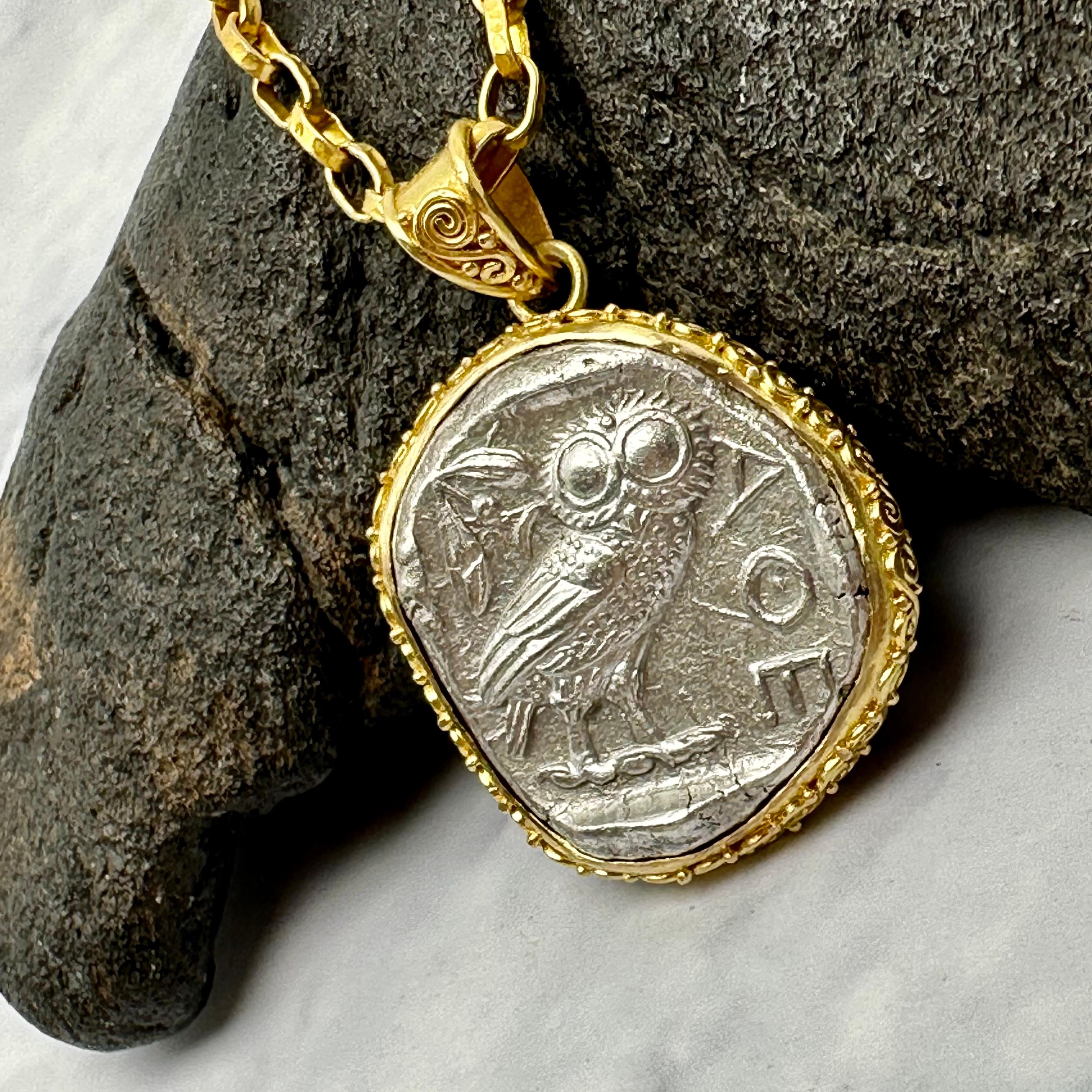 Une authentique pièce de monnaie grecque athénienne en forme de hibou, datant de 475-425 avant J.-C., est maintenue dans une monture à double spirale opposée, faite à la main et inspirée de l'Antiquité, dans ce pendentif en or 18 carats conçu par