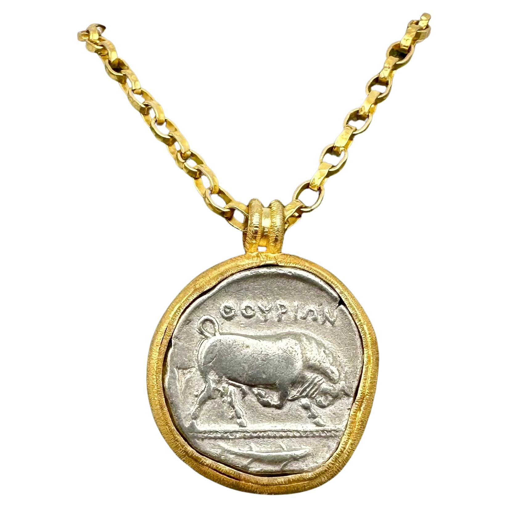 Pendentif en or 18k avec pièce de taureau en argent de l'Antiquité grecque du 5ème siècle avant notre ère