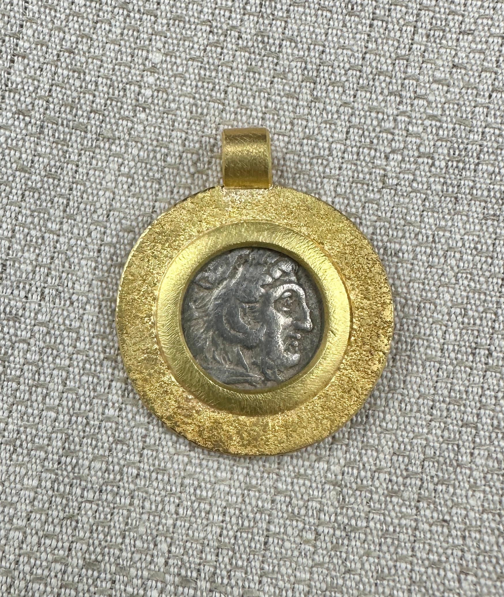 Collier avec pendentif en or 22 carats en forme de pièce de monnaie de la Grèce antique Alexander The Great et Zeus en vente 5