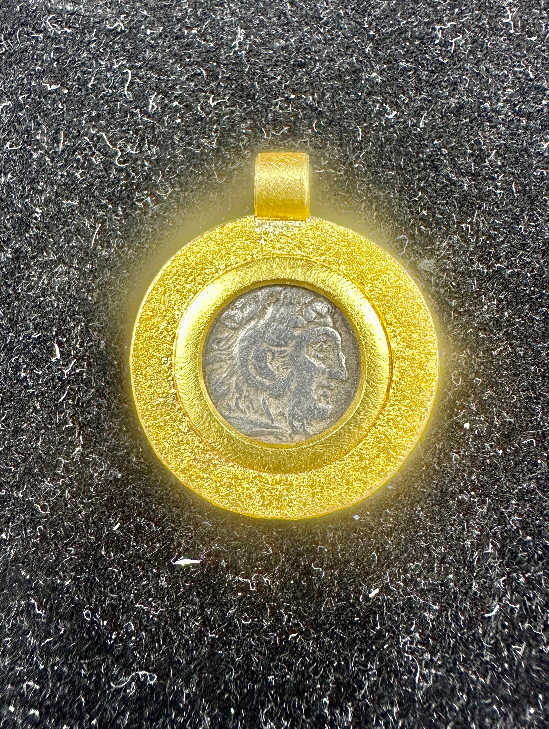 Collier avec pendentif en or 22 carats en forme de pièce de monnaie de la Grèce antique Alexander The Great et Zeus en vente 6