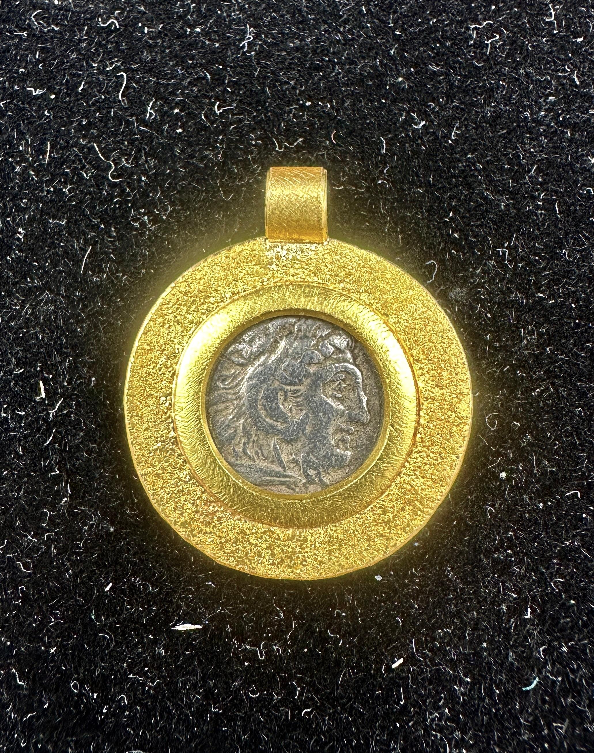 Grec classique Collier avec pendentif en or 22 carats en forme de pièce de monnaie de la Grèce antique Alexander The Great et Zeus en vente