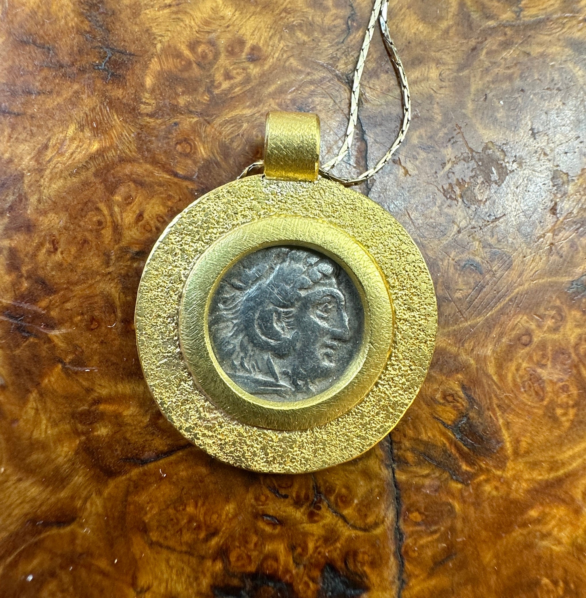 Collier avec pendentif en or 22 carats en forme de pièce de monnaie de la Grèce antique Alexander The Great et Zeus Excellent état - En vente à New York, NY