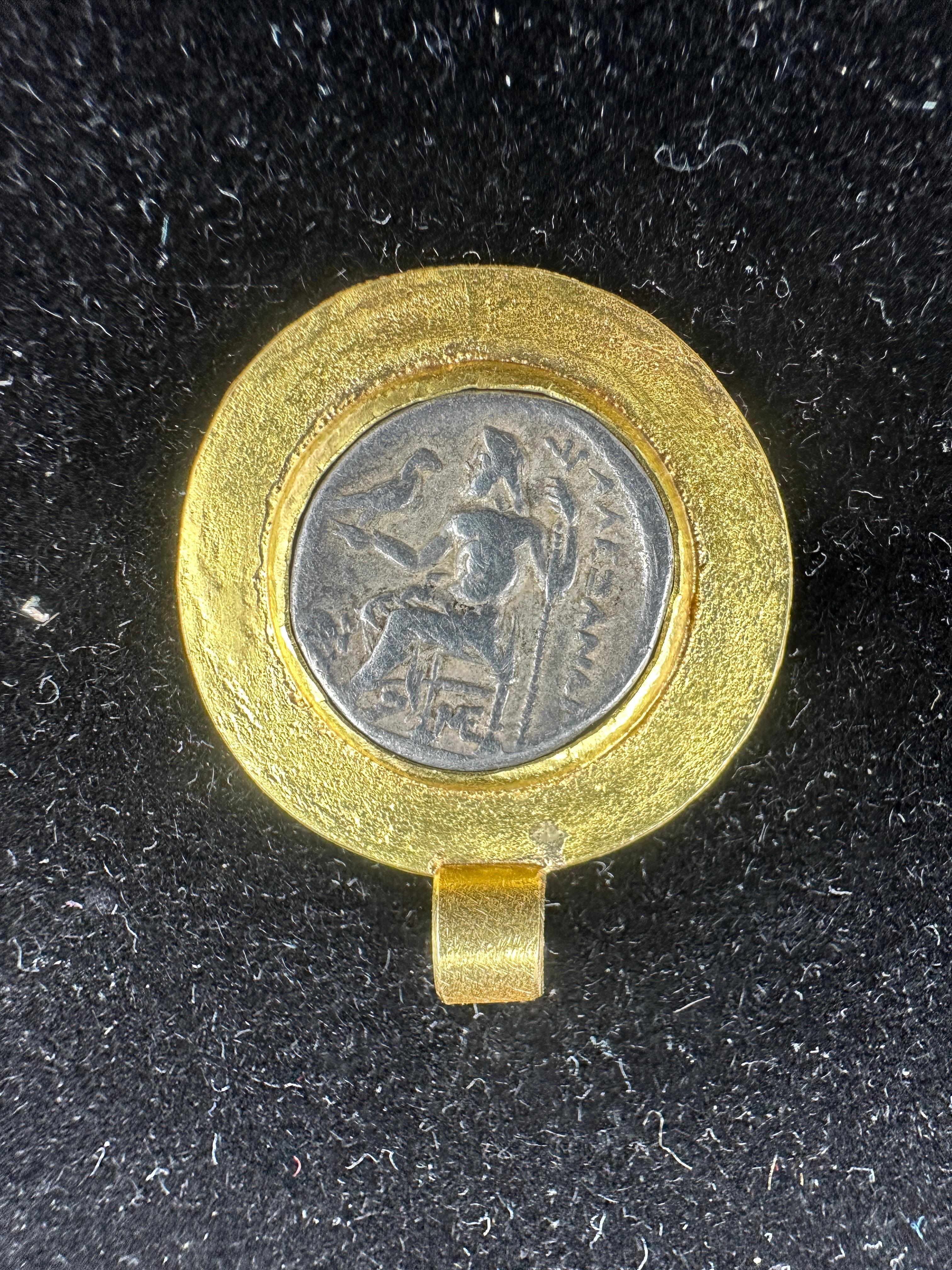 Collier avec pendentif en or 22 carats en forme de pièce de monnaie de la Grèce antique Alexander The Great et Zeus en vente 2