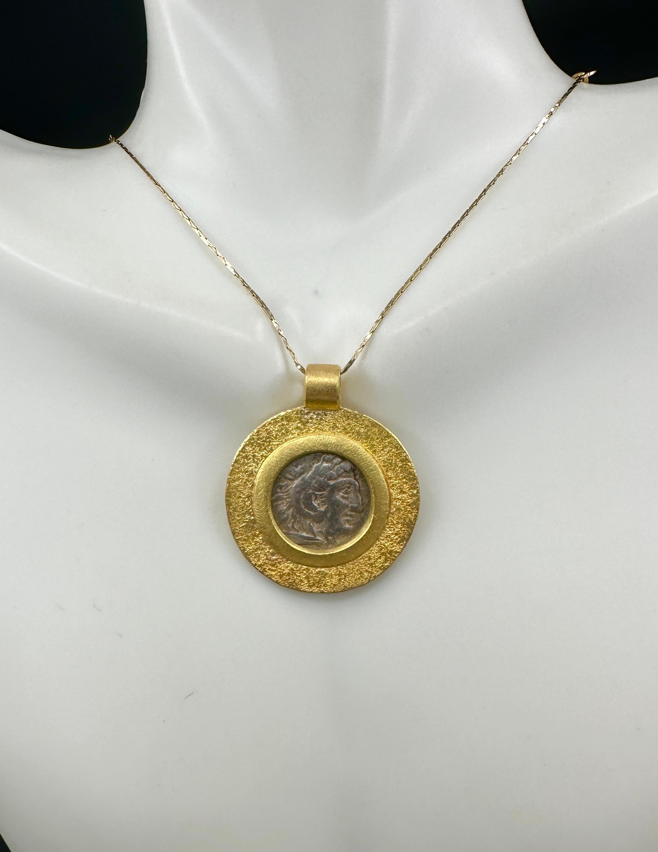 Collier avec pendentif en or 22 carats en forme de pièce de monnaie de la Grèce antique Alexander The Great et Zeus en vente 3