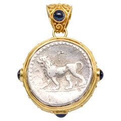 Colgante de oro de 18 quilates con zafiros azules de la antigua moneda griega de Alejandro Magno