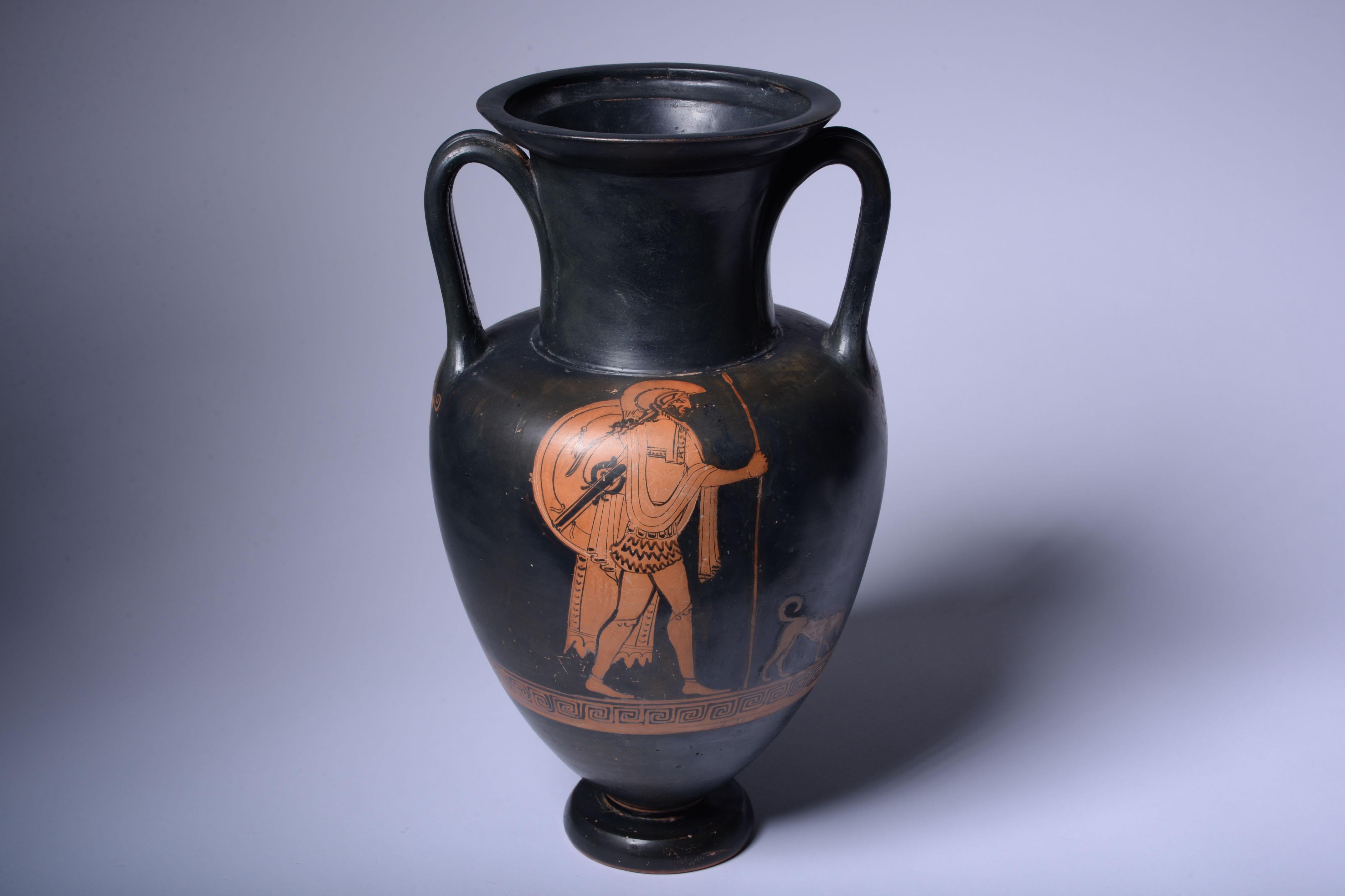 Attische rot bezifferte Amphora
ca. 460-450 v. Chr.
Maße: Höhe: 34,2 cm.

Eine schöne rotfigurige Amphora aus der griechischen Klassik, datiert auf das 5. Jahrhundert v. Chr. - auf einer Seite ist ein Krieger in vollem Ornat dargestellt, der