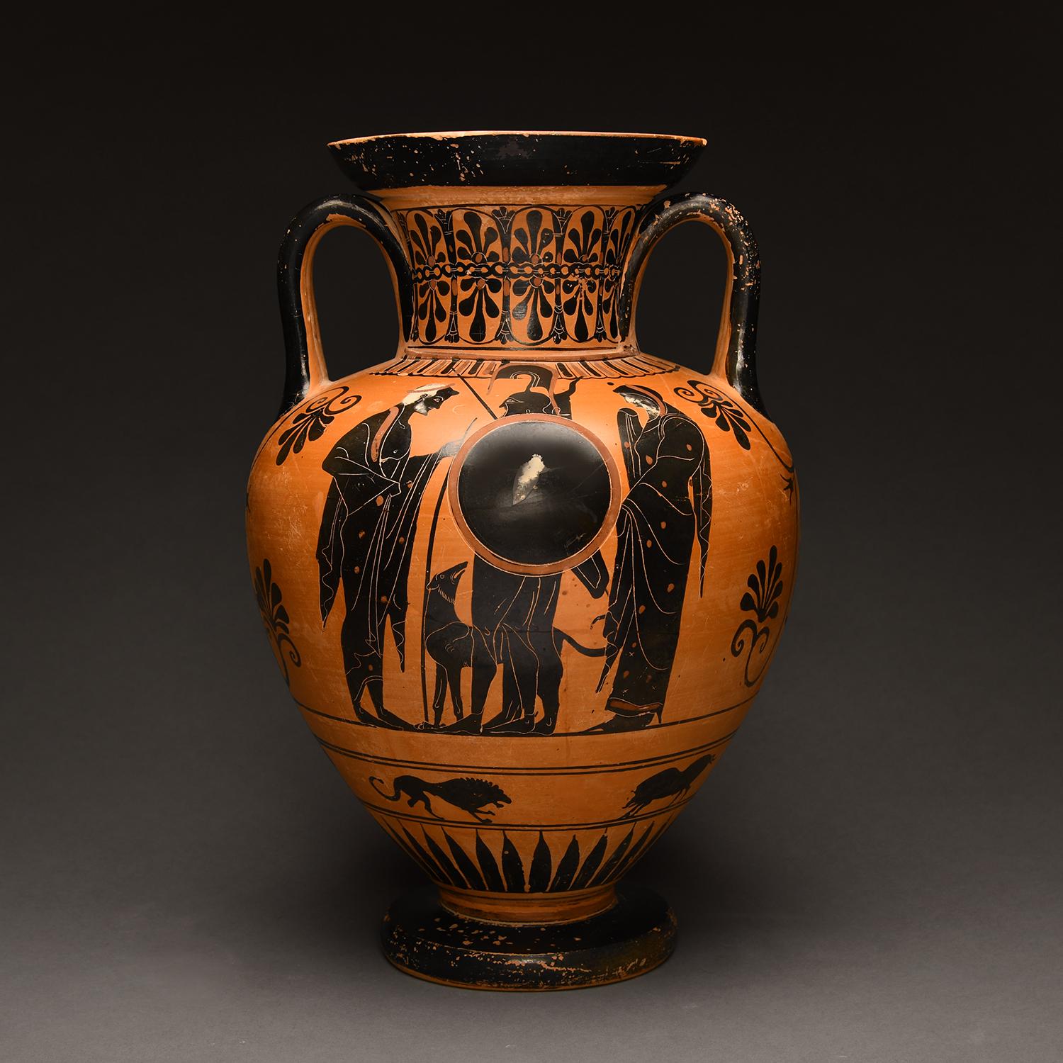 Attribuito alla maniera del pittore Antimenes.

Il lato A presenta Dionysos barbuto al centro, con la testa rivolta all'indietro, vestito con un himation con un bordo a motivi su un chitone lungo fino alle caviglie.  An He indossa una corona di