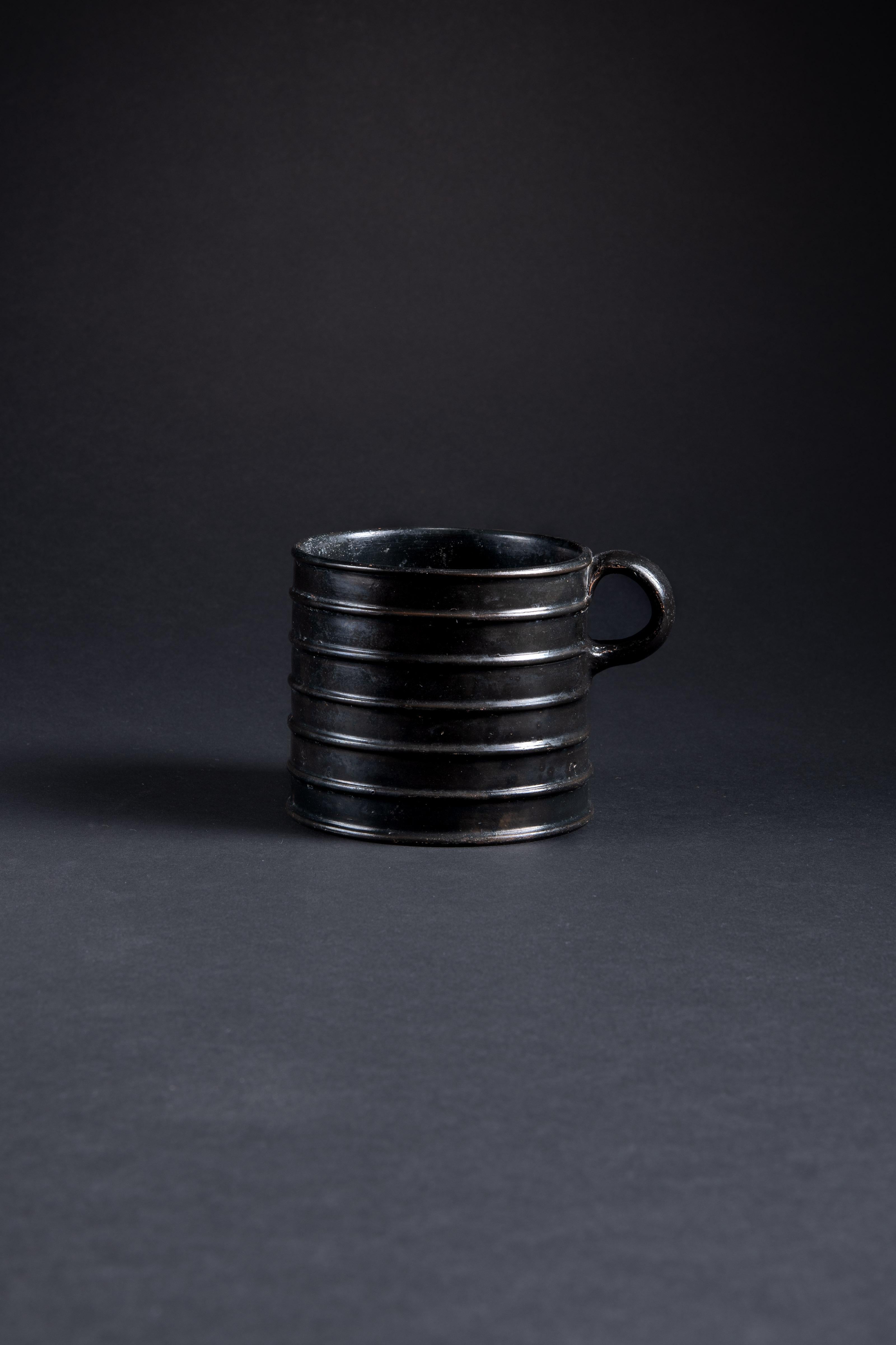 Fino al XVIII secolo Tazza con smalto nero greco antico in vendita