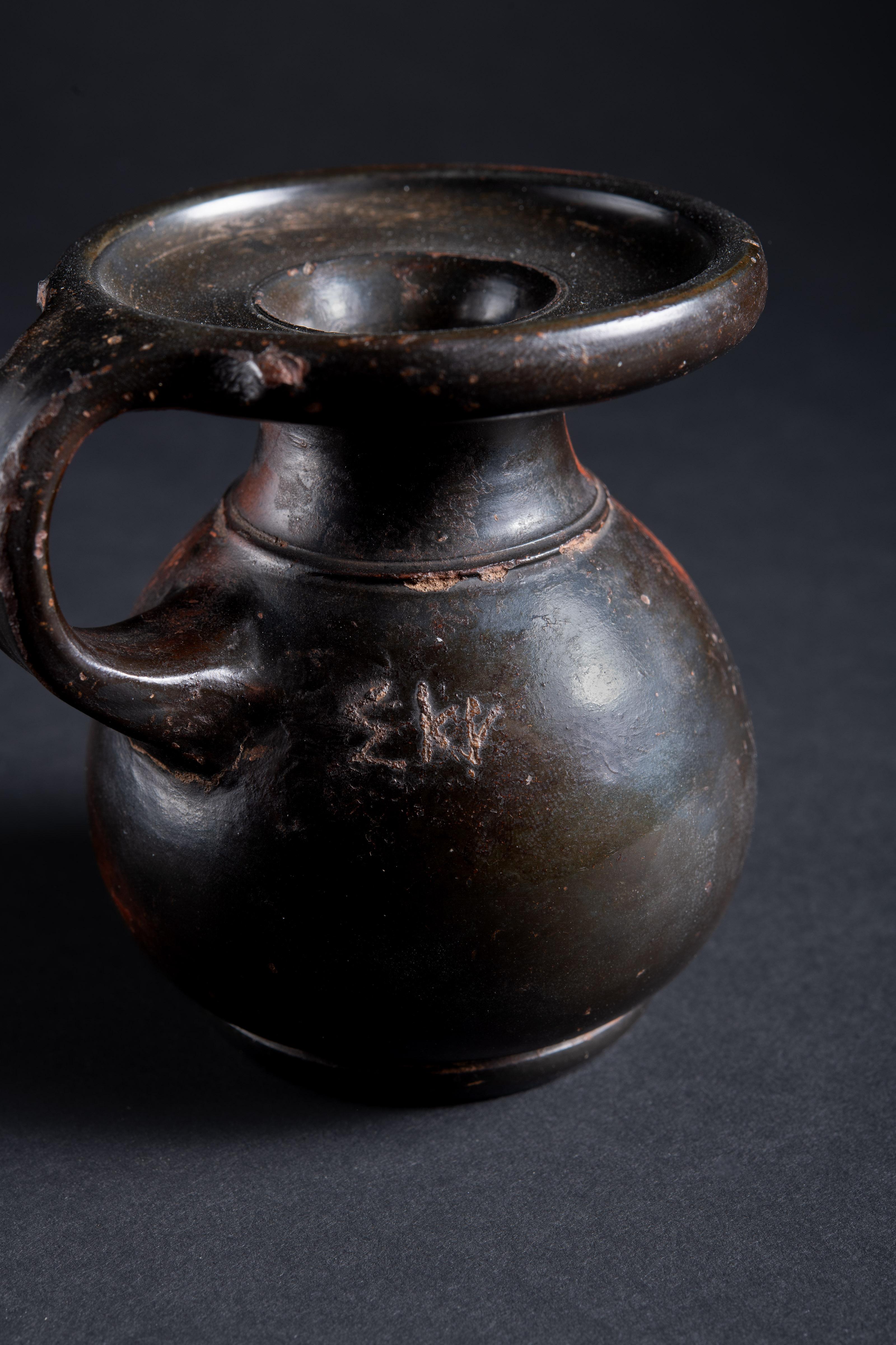 XVIIIe siècle et antérieur Bouteille à parfum grecque ancienne en émail noir en vente