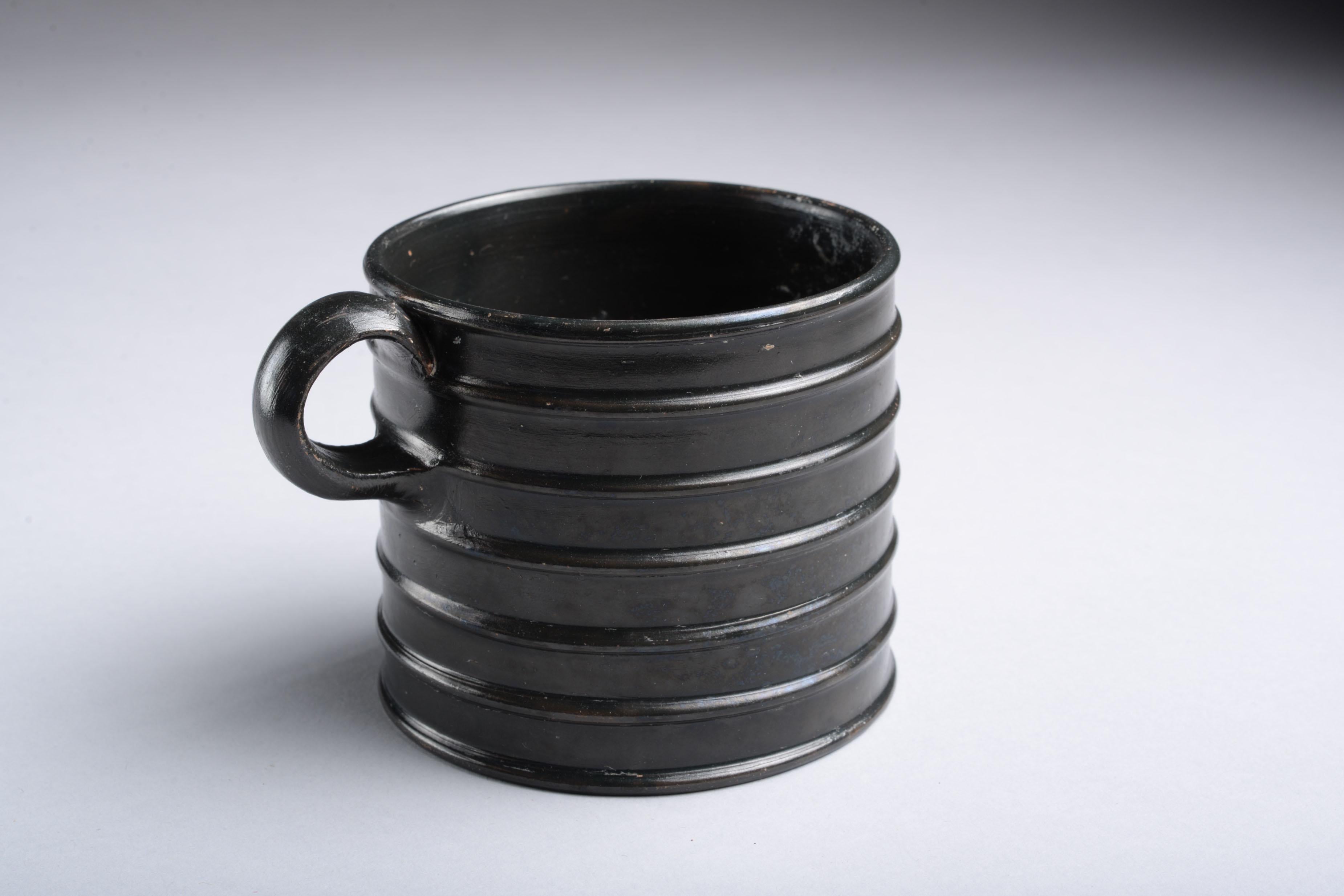 Antike griechische schwarze Glasur gerippte Tasse (Klassisch-griechisch) im Angebot