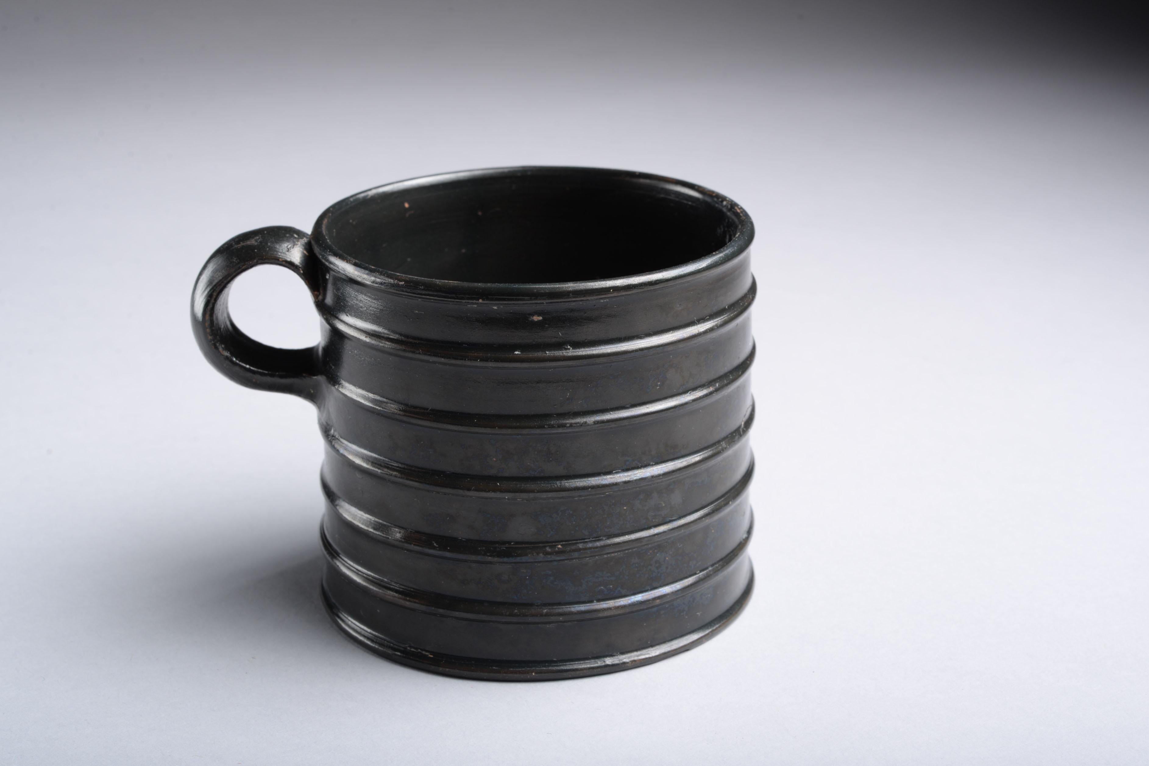 Antike griechische schwarze Glasur gerippte Tasse (Griechisch) im Angebot