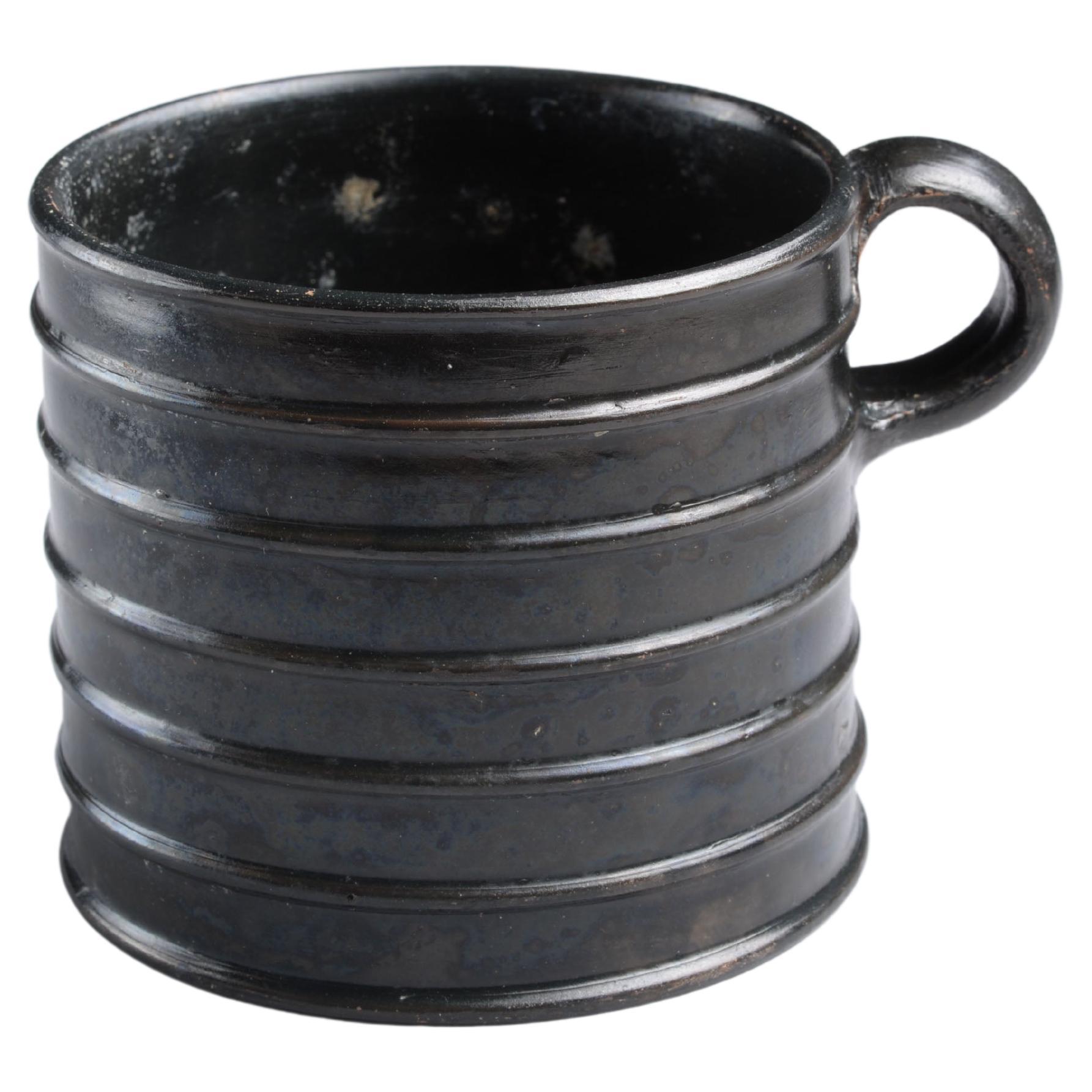 Antike griechische schwarze Glasur gerippte Tasse im Angebot