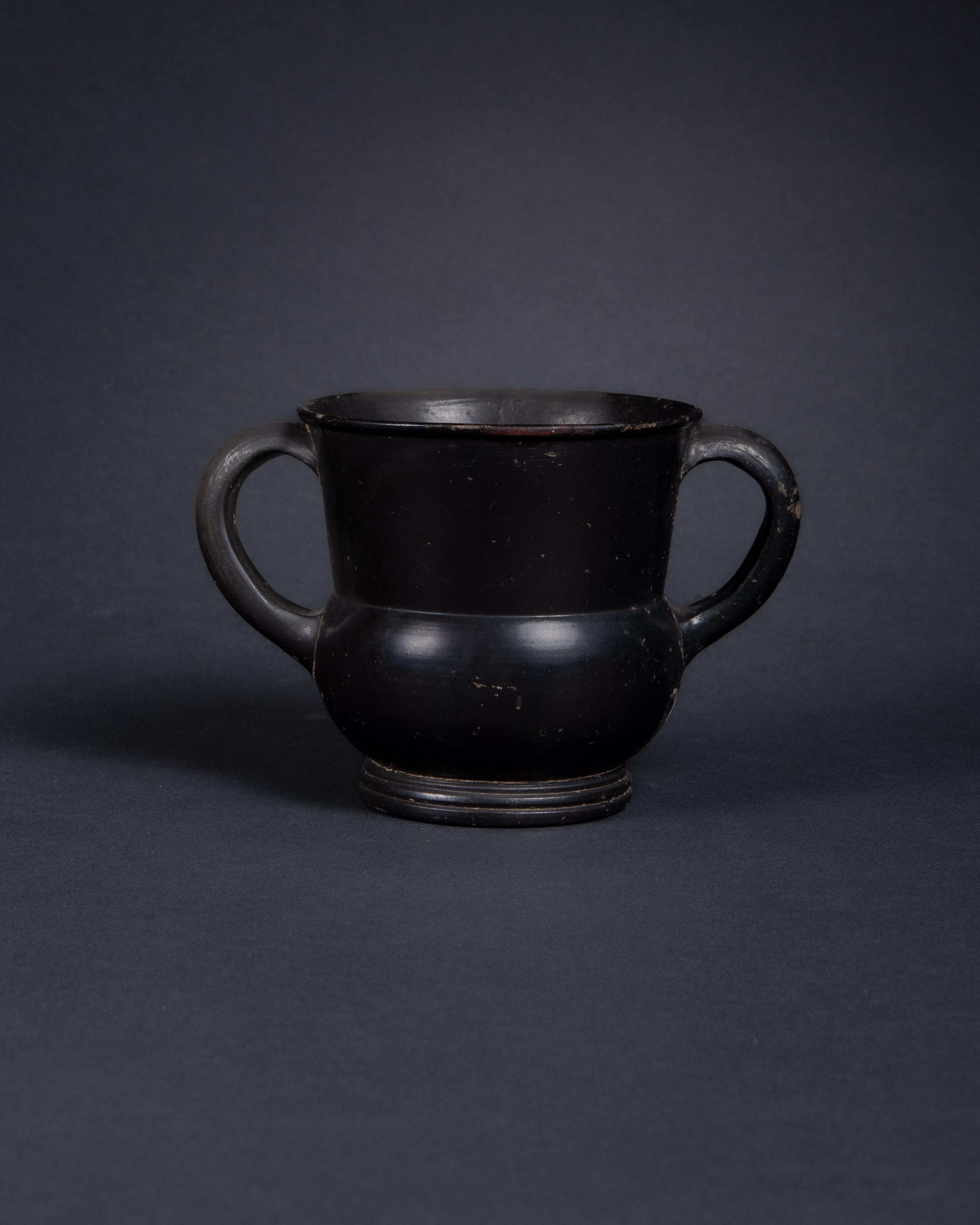 Fino al XVIII secolo Antica tazza da vino greca con smalto nero in vendita