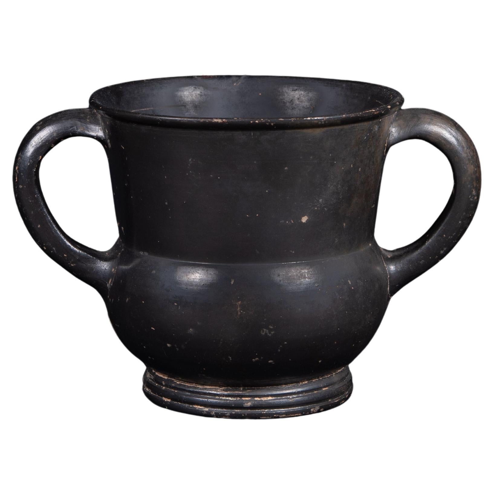 Antica tazza da vino greca con smalto nero