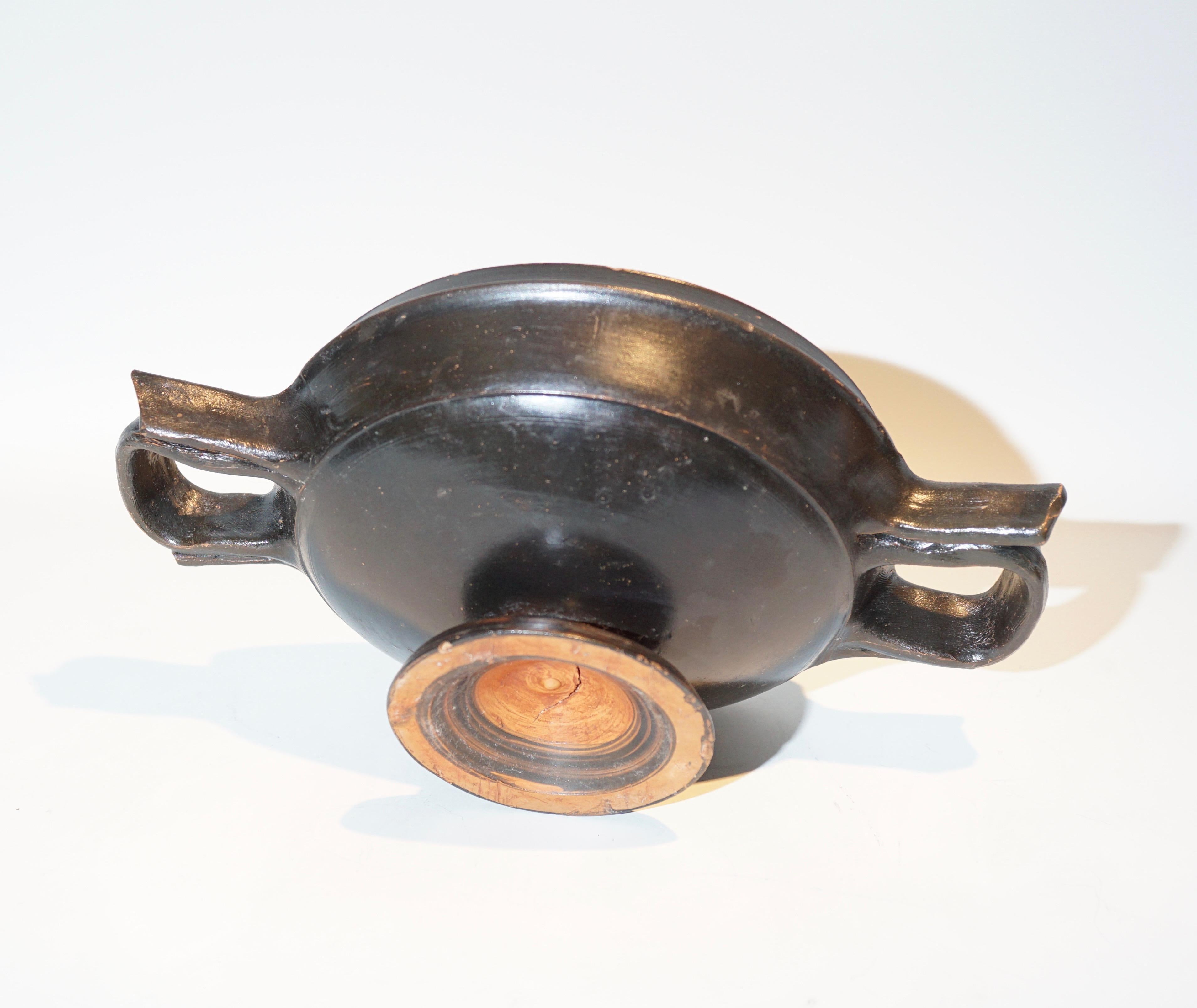 Ancient Greek Black Glazed Attic Lekanis In Good Condition For Sale In Zurich, Canton Zurich