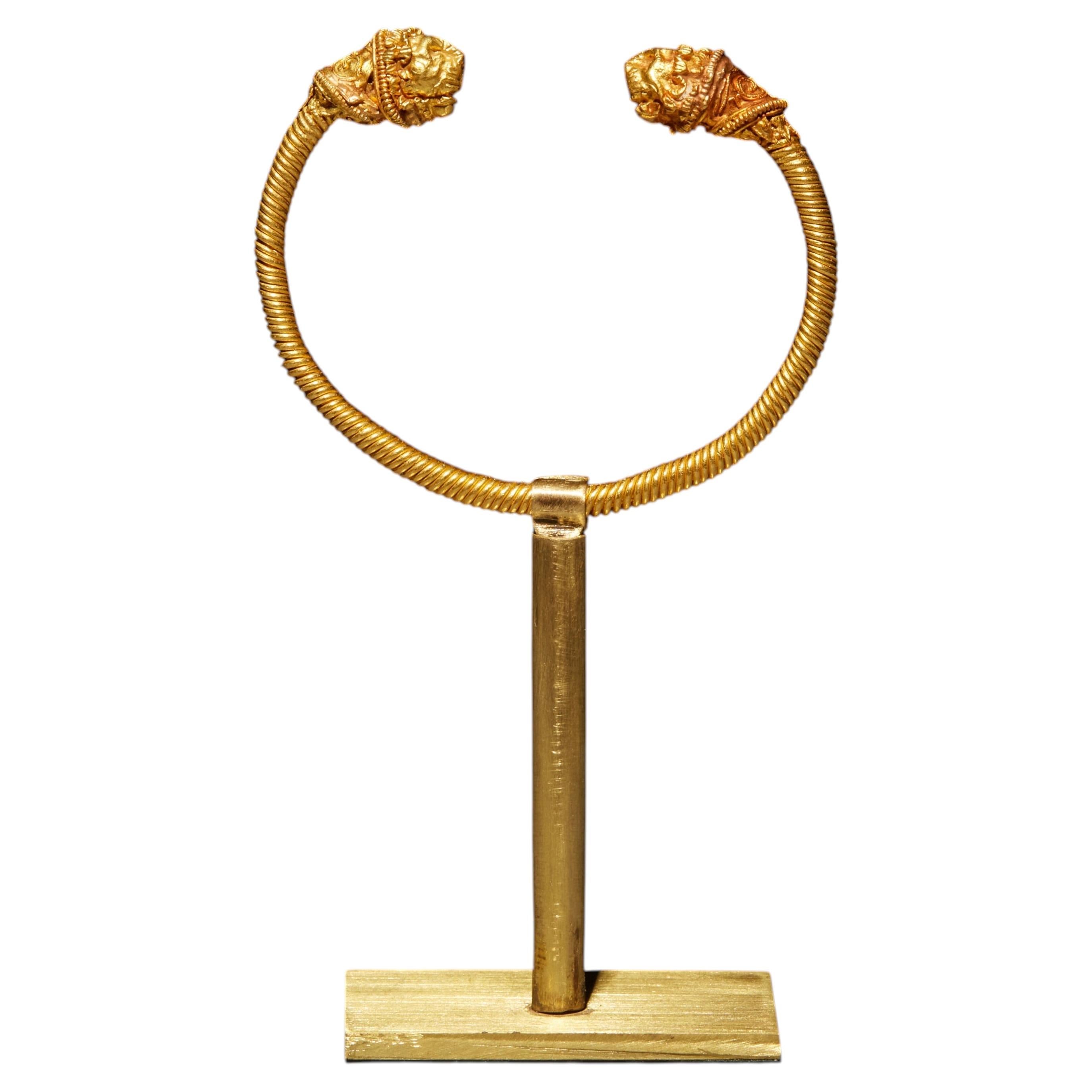 Bracelet de la Grèce antique orné d'embouts en forme de tête de lion, en or