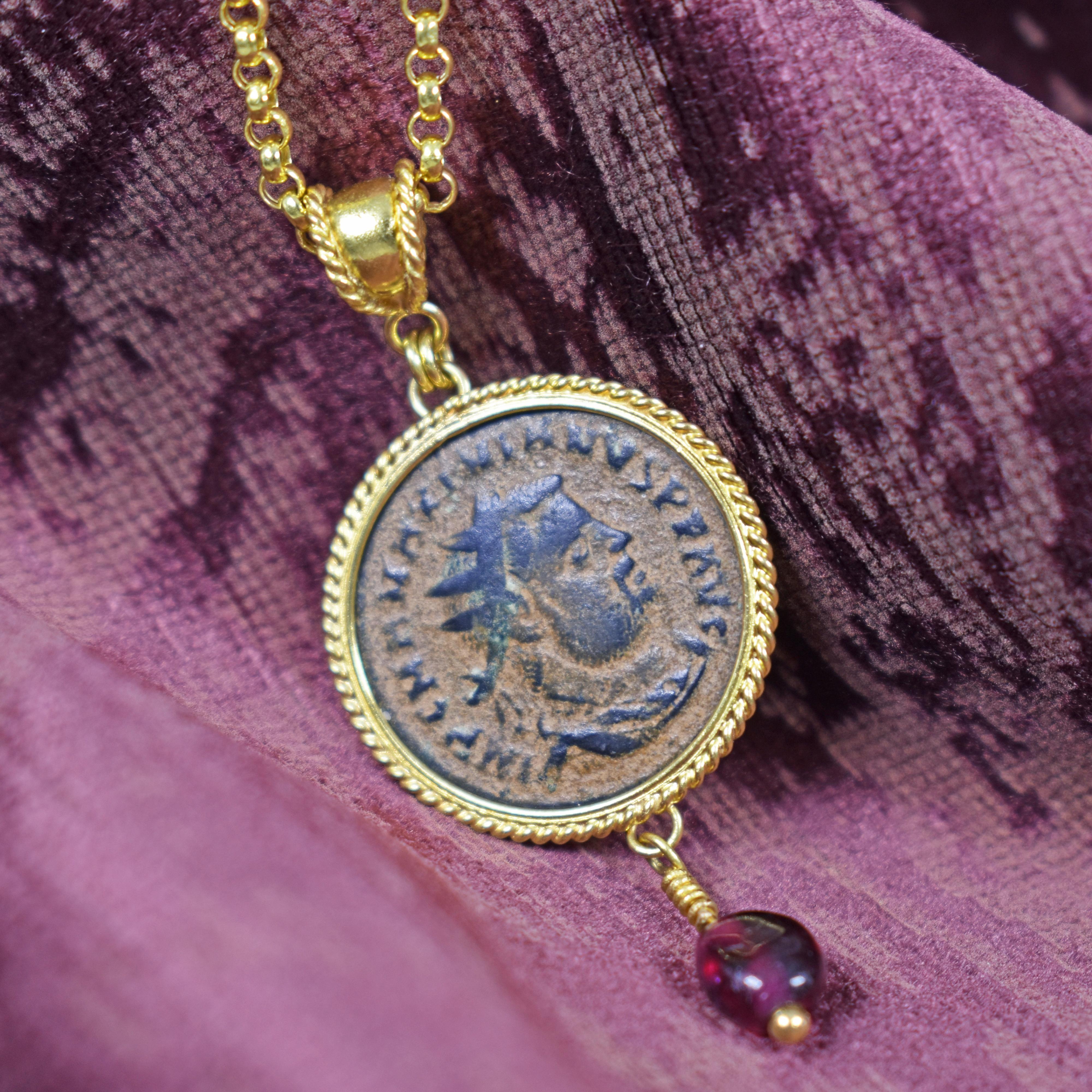Contemporaneo Collana con ciondolo in bronzo antico e granato a goccia in oro 22 carati in vendita