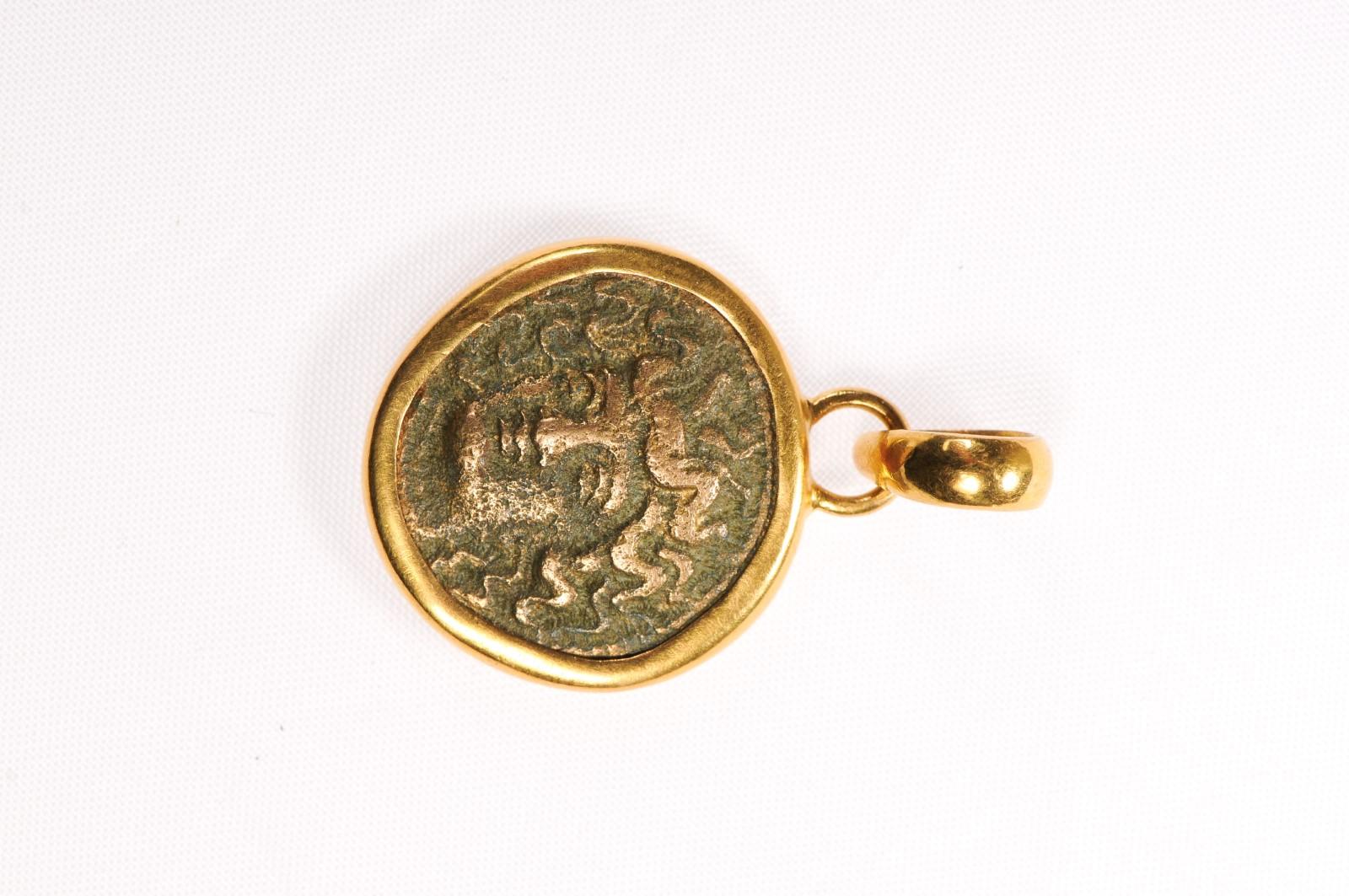 Ancient Greek Bronze Coin in 22kt Pendant (pendant only) In Excellent Condition For Sale In Atlanta, GA