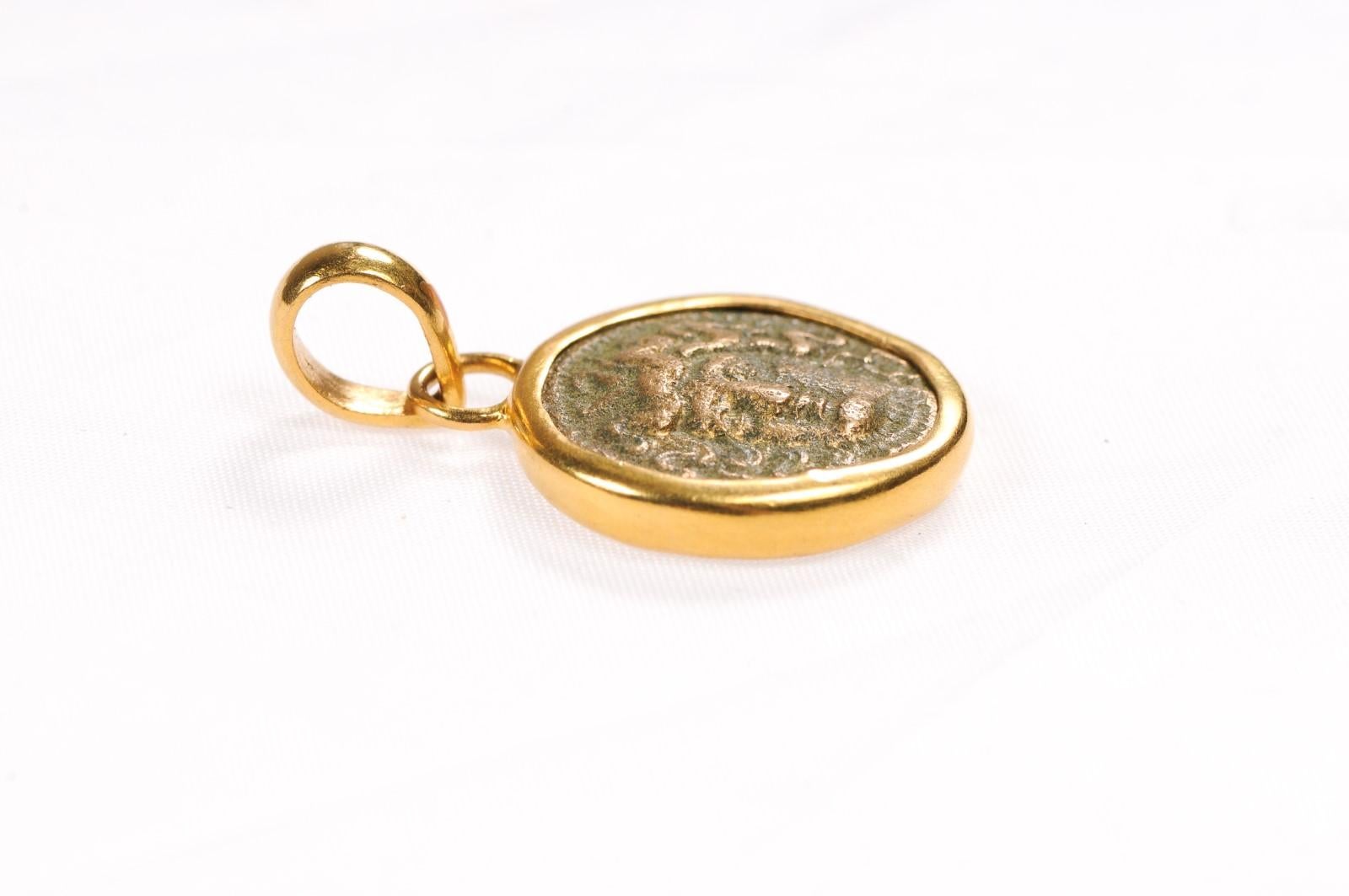Antike griechische Bronzemünze in 22kt Anhänger (pendant nur) im Angebot 2