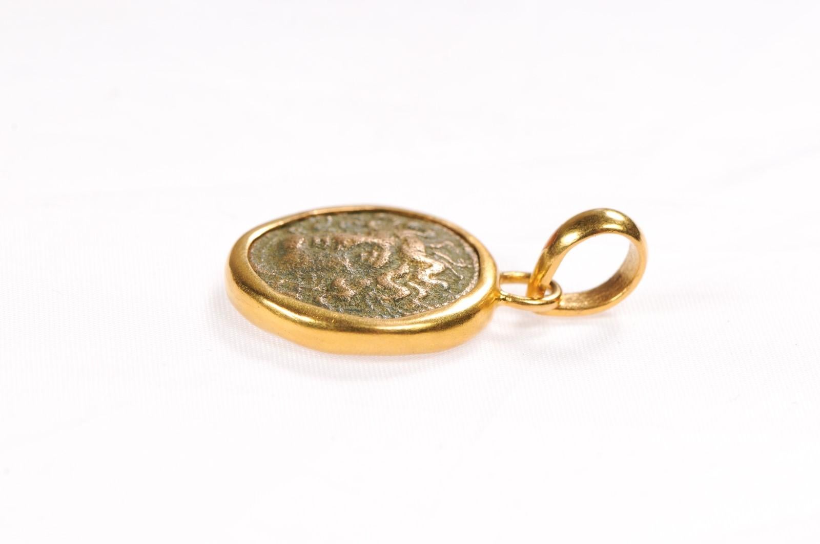 Antike griechische Bronzemünze in 22kt Anhänger (pendant nur) im Angebot 4