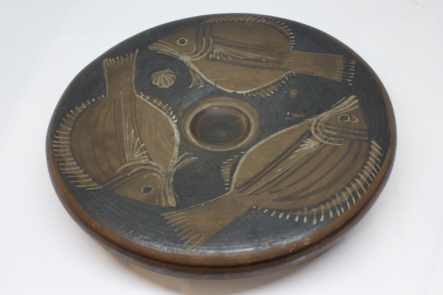 Ancient ceramic plate with fish decors. Apulia, 4th century BC. 
With certificate.
In good condition.
Dimensions: Diameter 25cm, height 5 cm.
